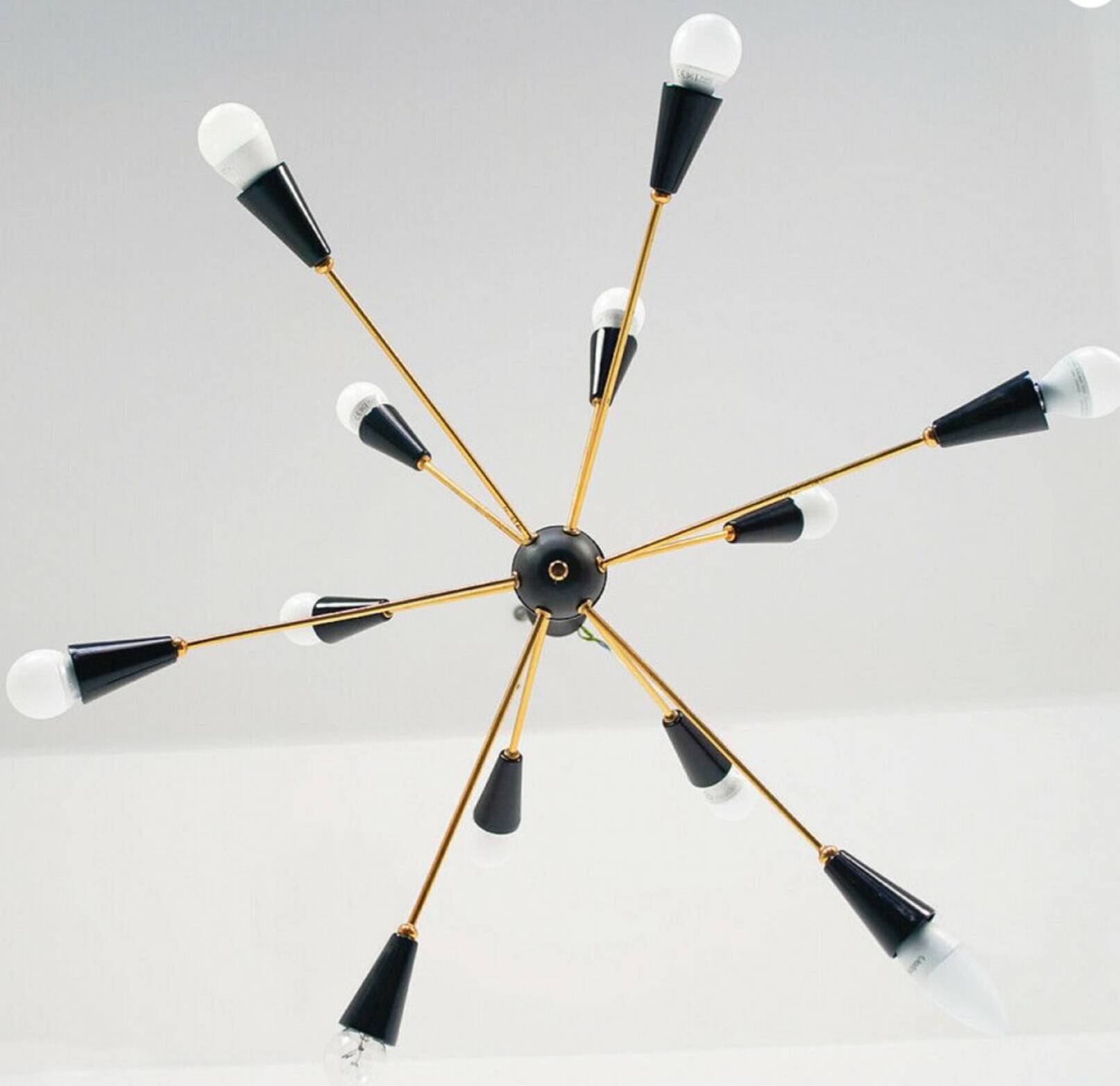 Lampadario Sputnik con 10 punti luce – Ottone e coni nero opaco, Italia, an