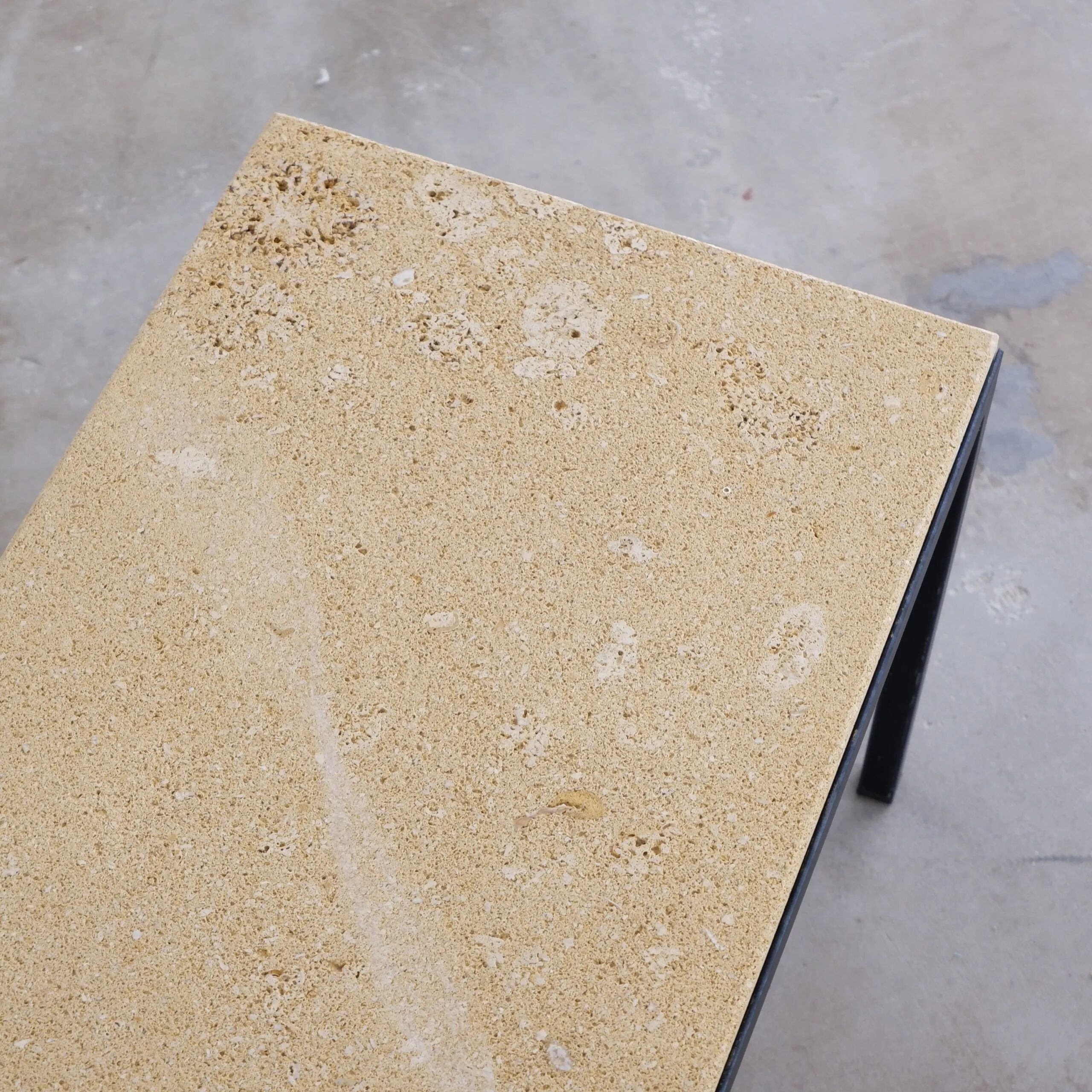 Table basse par Wittmann avec plateau en pierre calcaire.
