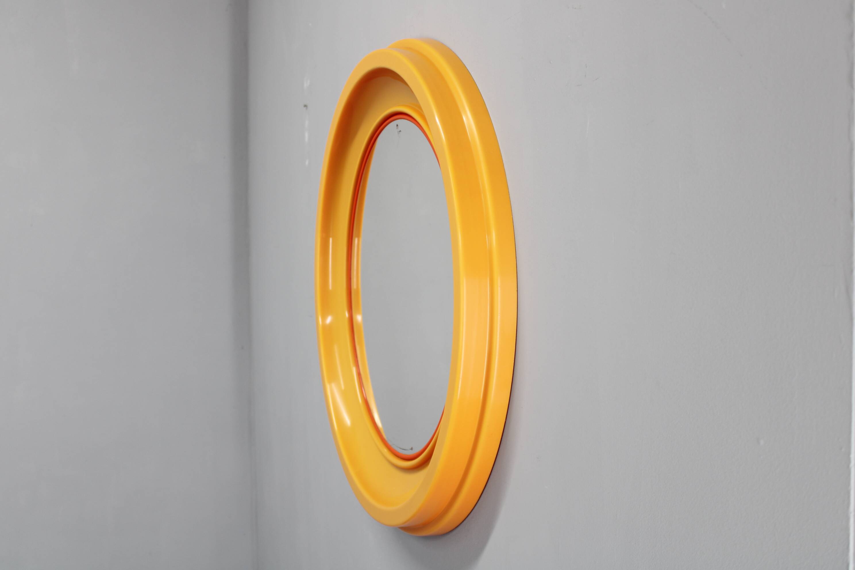 Miroir rond italien des années 1970 de la marque Salc, avec cadre en plastique jaune orangé.