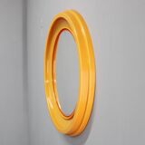 Miroir rond italien des années 1970 de la marque Salc, avec cadre en plastique jaune orangé.