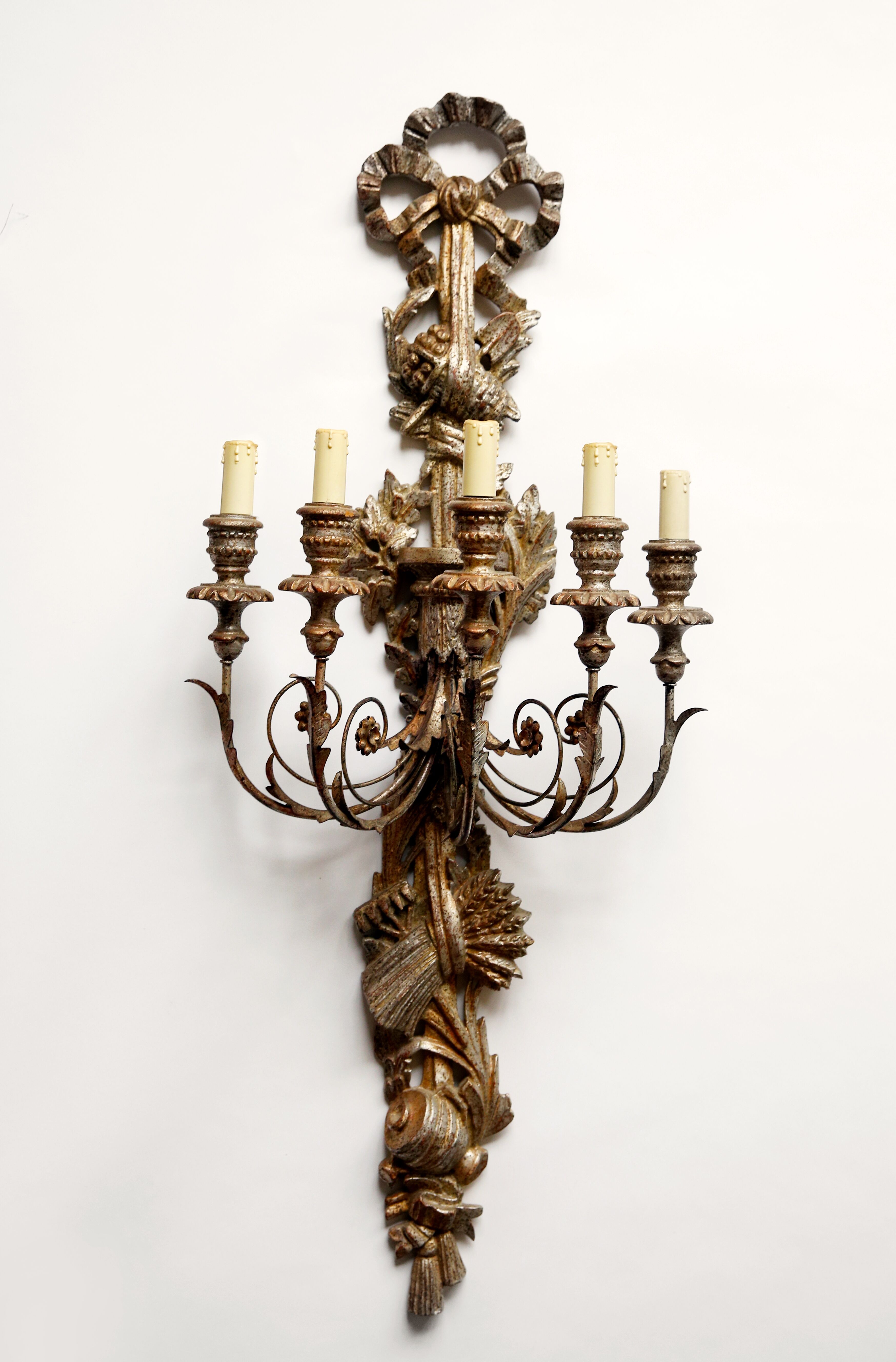 Large pair of wall light with 5 arms of light in gilded, silver and patinated wood
