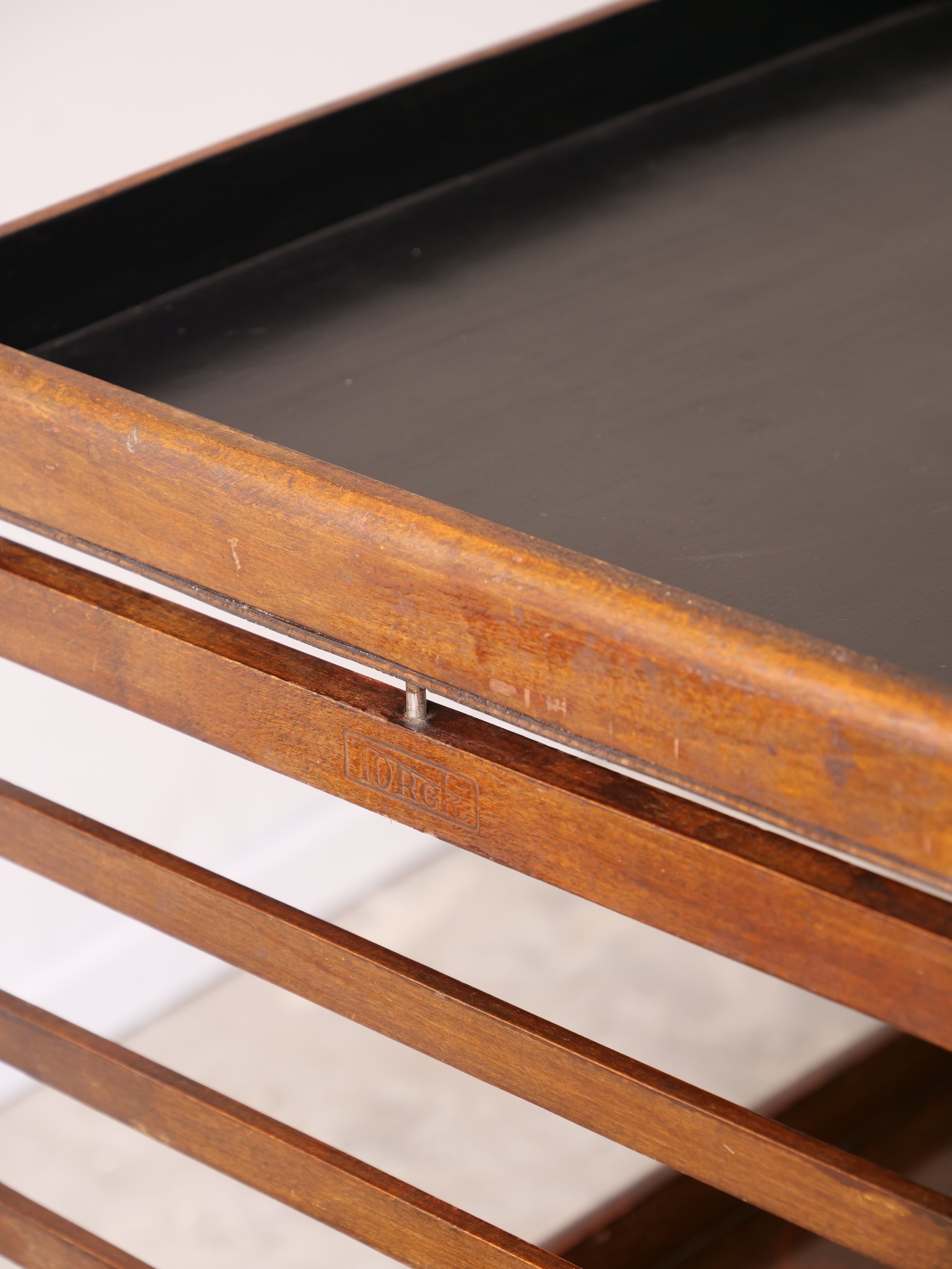 Serving art deco tork