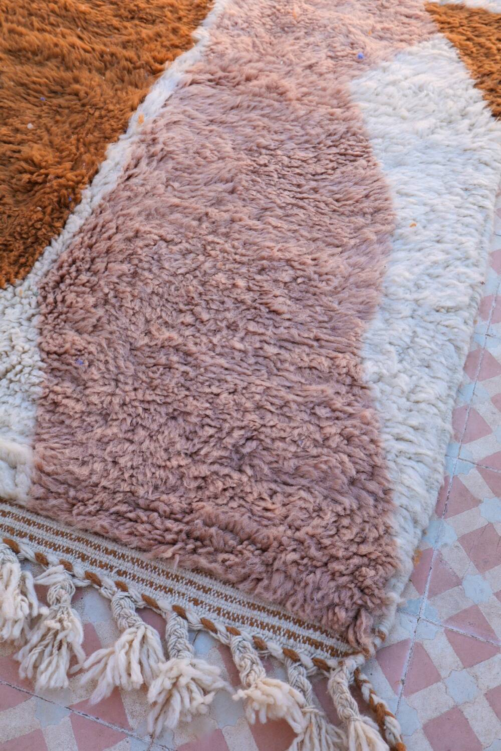 Tapis marocain berbère marron beige rosé moderne