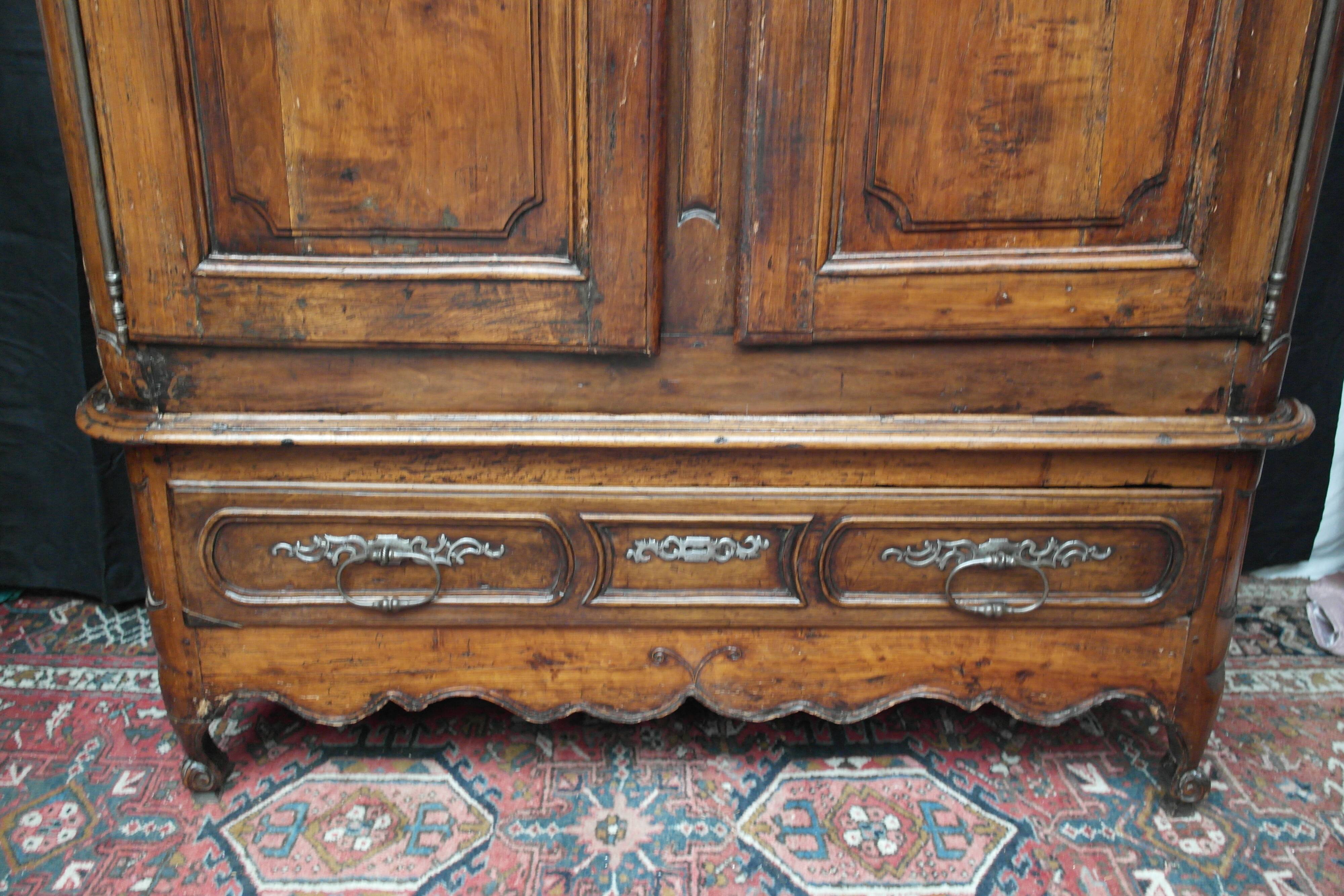 Walnut cabinet, 18th