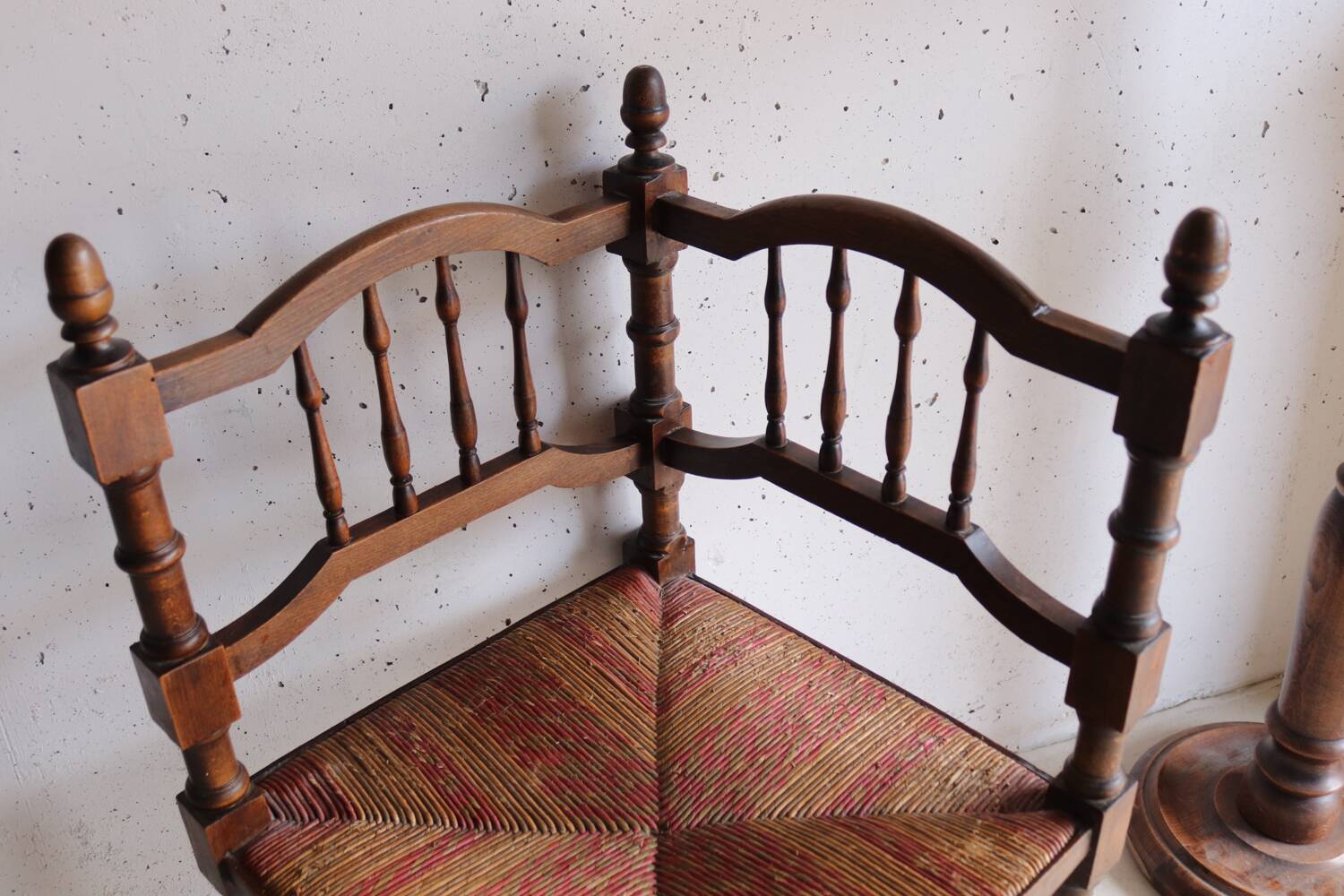 Antique corner chair "fireplace corner" in turned wood and straw.
