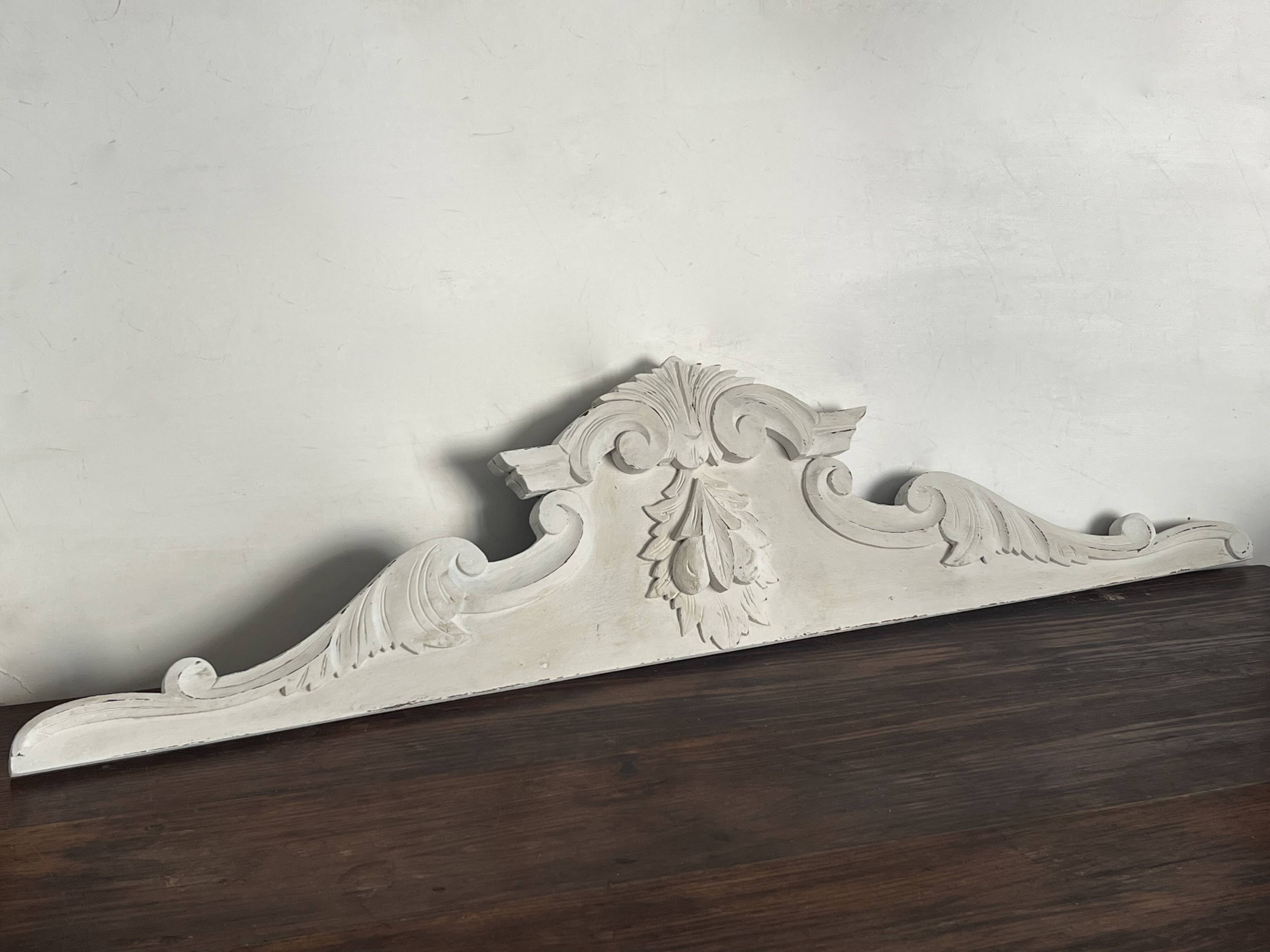 Ancien fronton, bois sculpté