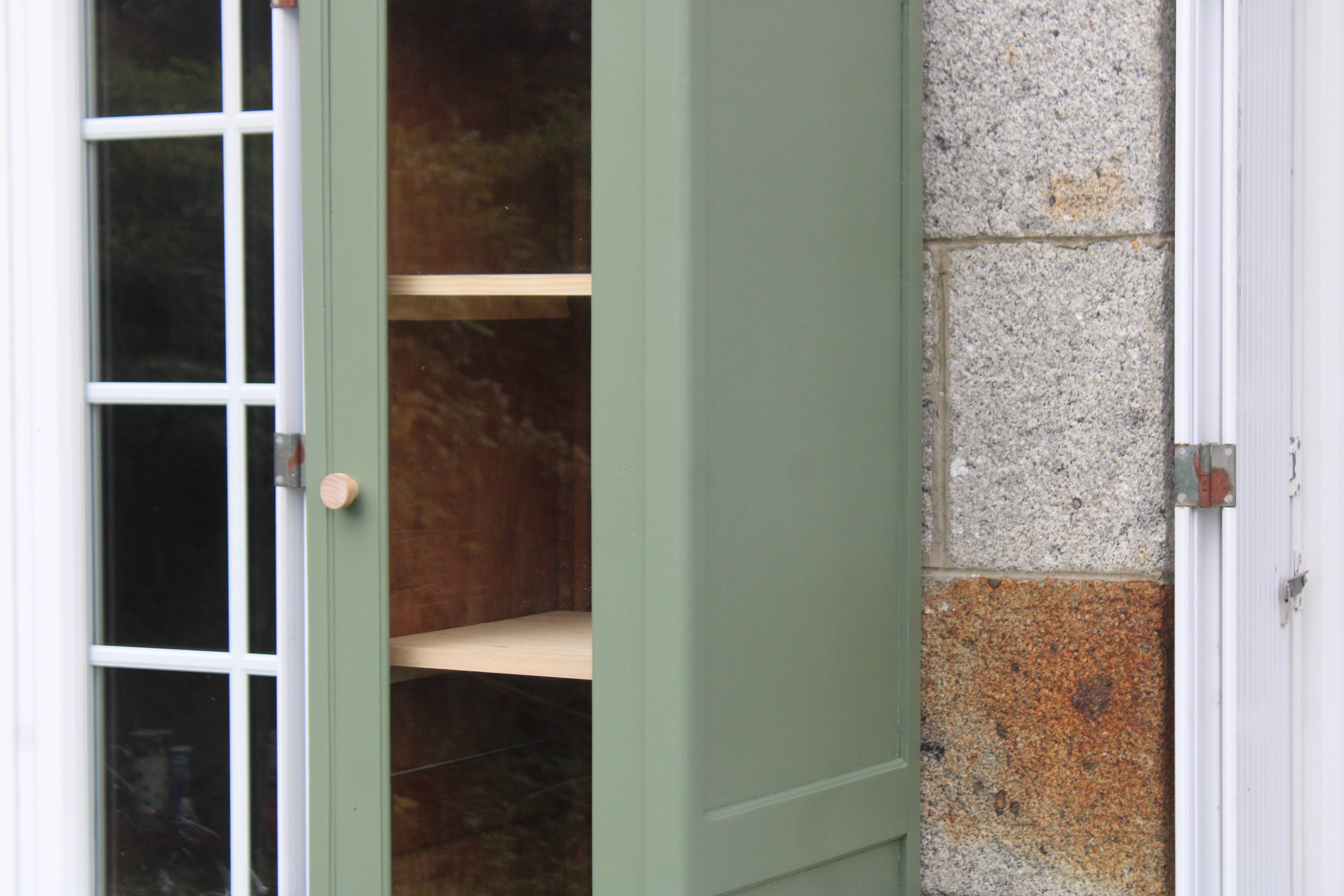 Vitrine haute vintage peinte en vert, rénovée