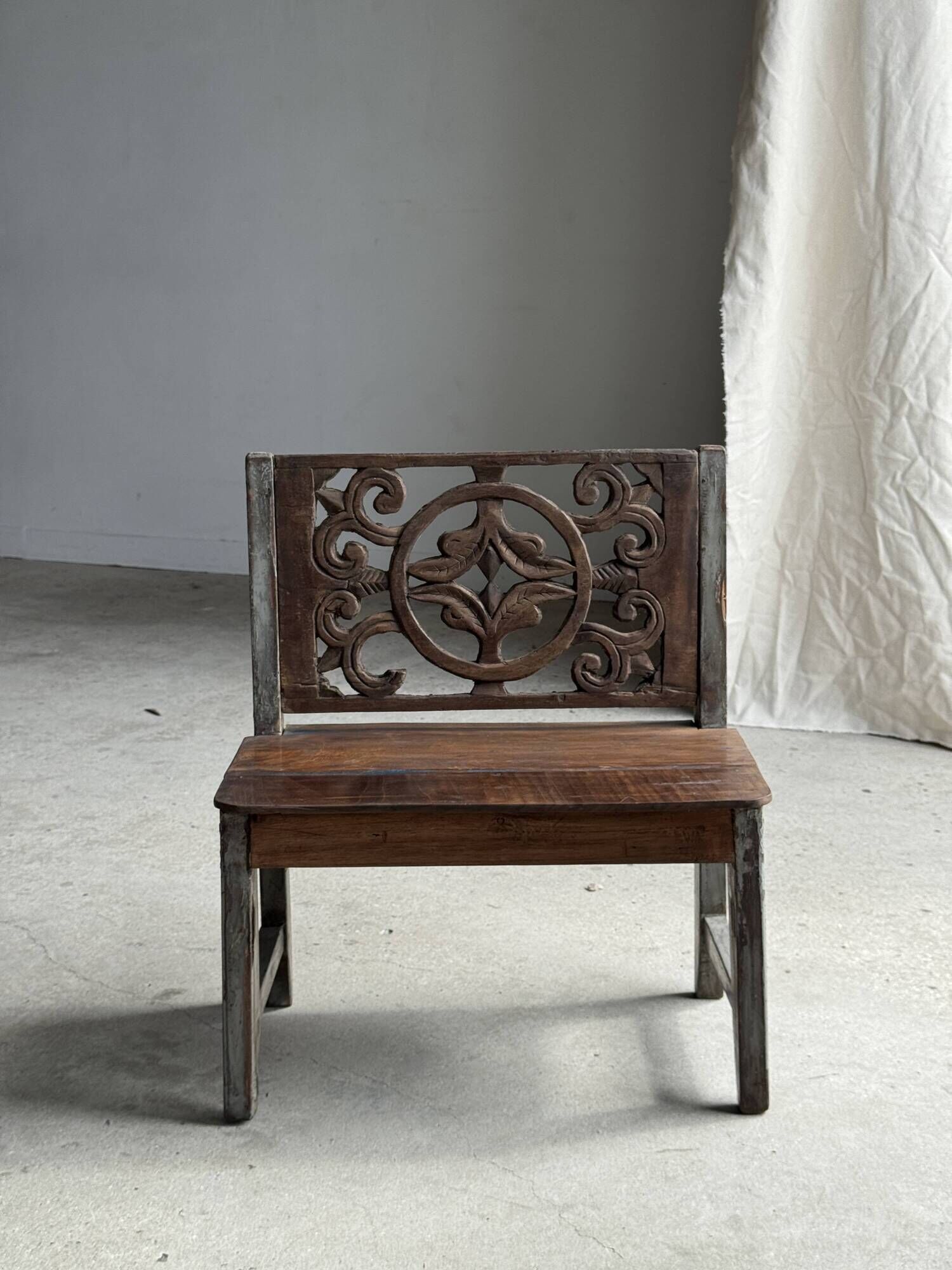 Mini banc à dossier sculpté à motif de rosace et volutes H59 L51
