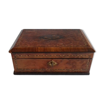 Old box row mail, jewelry, elm magnifying glass