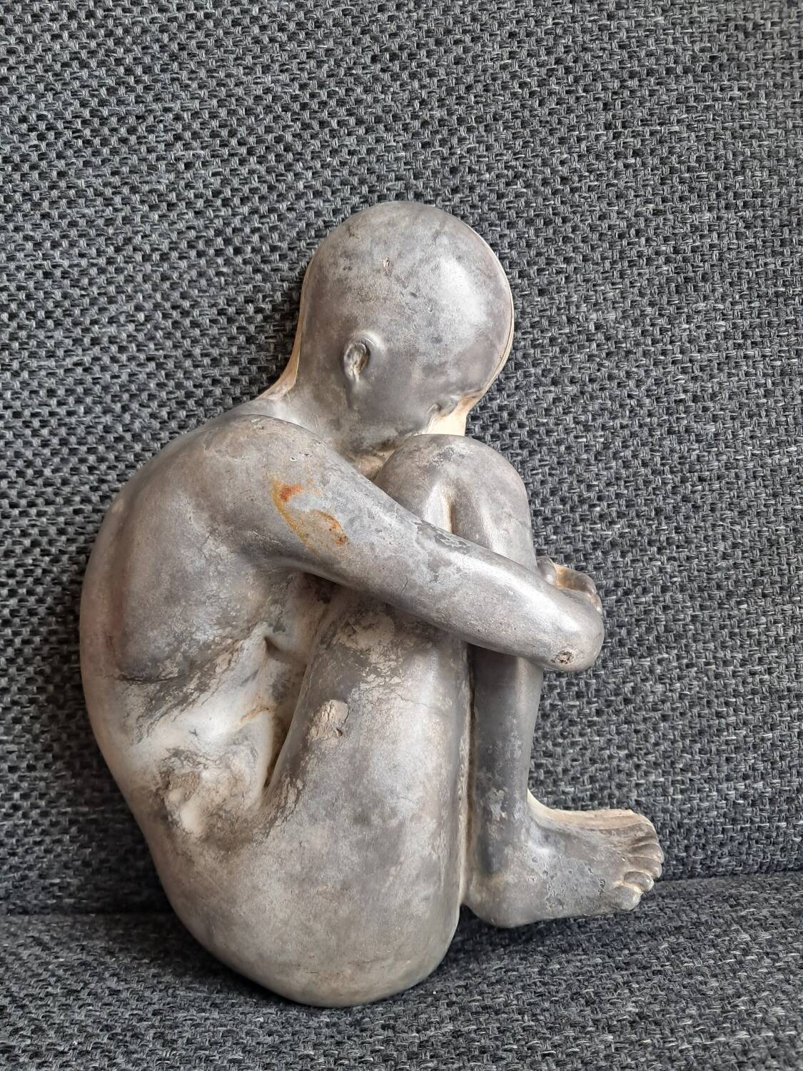 Sculpture of a woman, curiosity