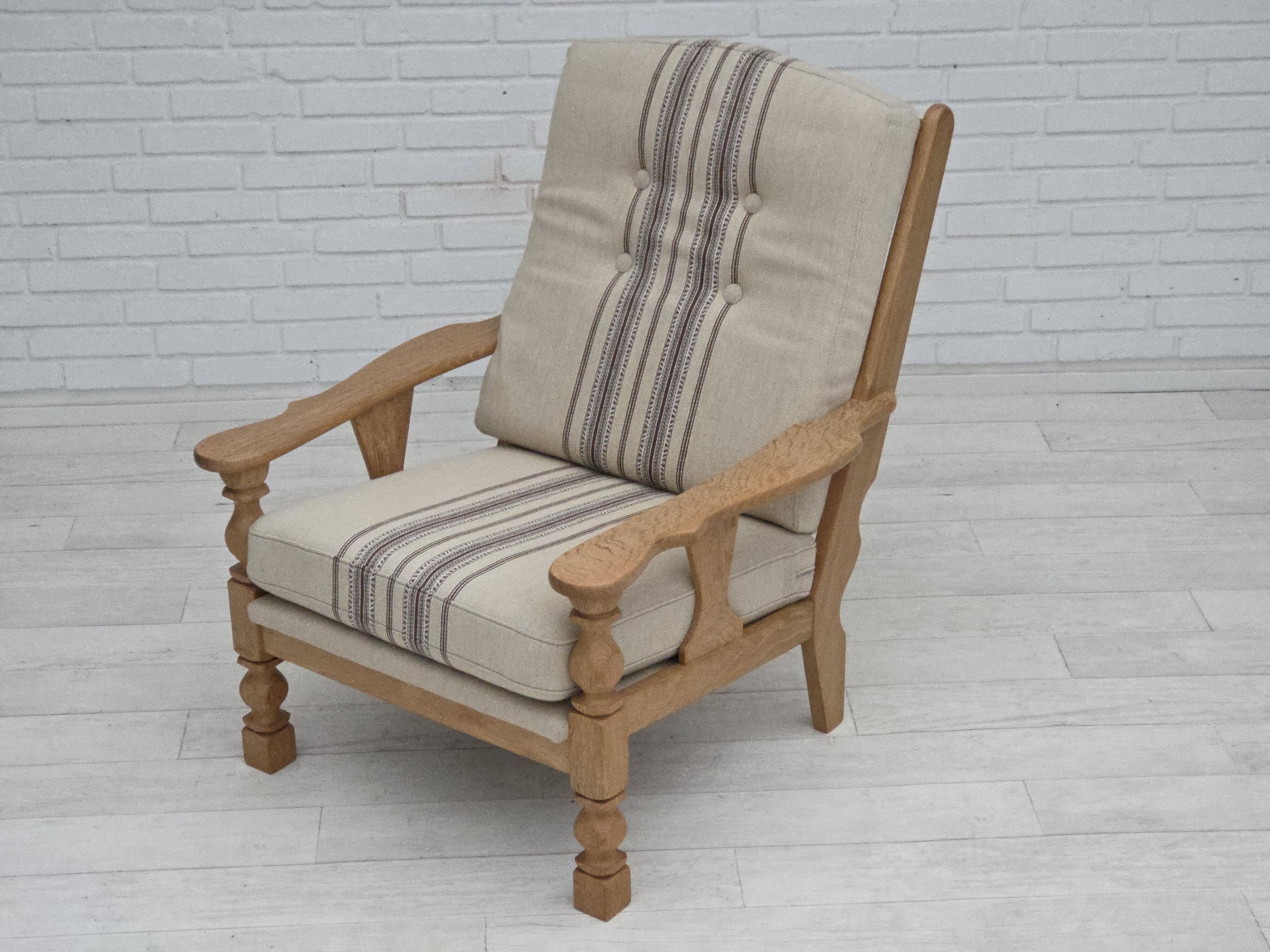 Années 1970, fauteuil danois, laine d'ameublement, bois de chêne massif.