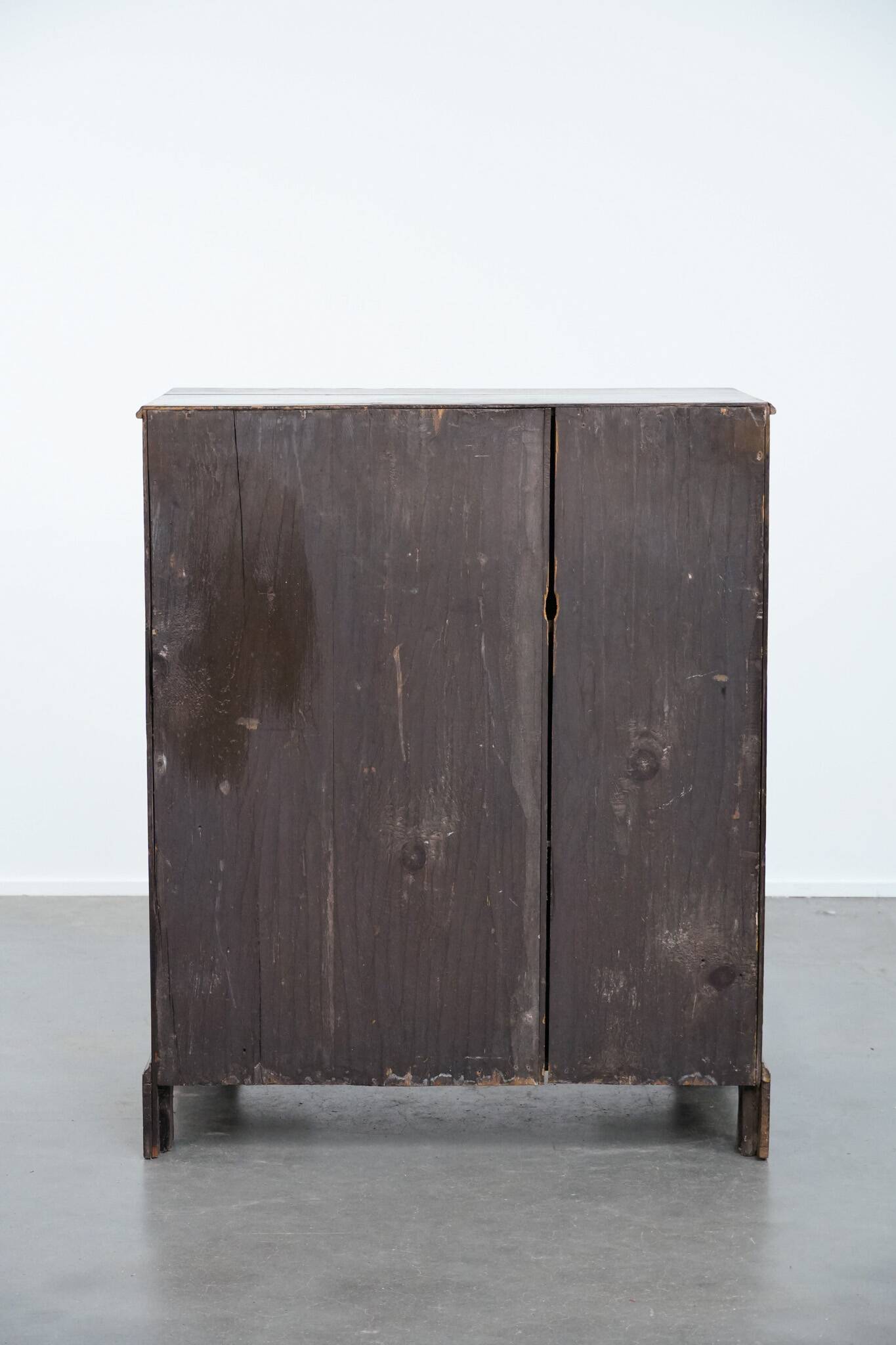 Charmant et intemporel meuble-commode ancien en chêne anglais du début du XIXe siècle, avec deux portes et une serrure fonctionnelle.