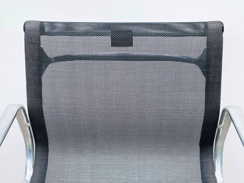 Paire de chaises Ch. Eames Alu Group résille Vitra Vintage