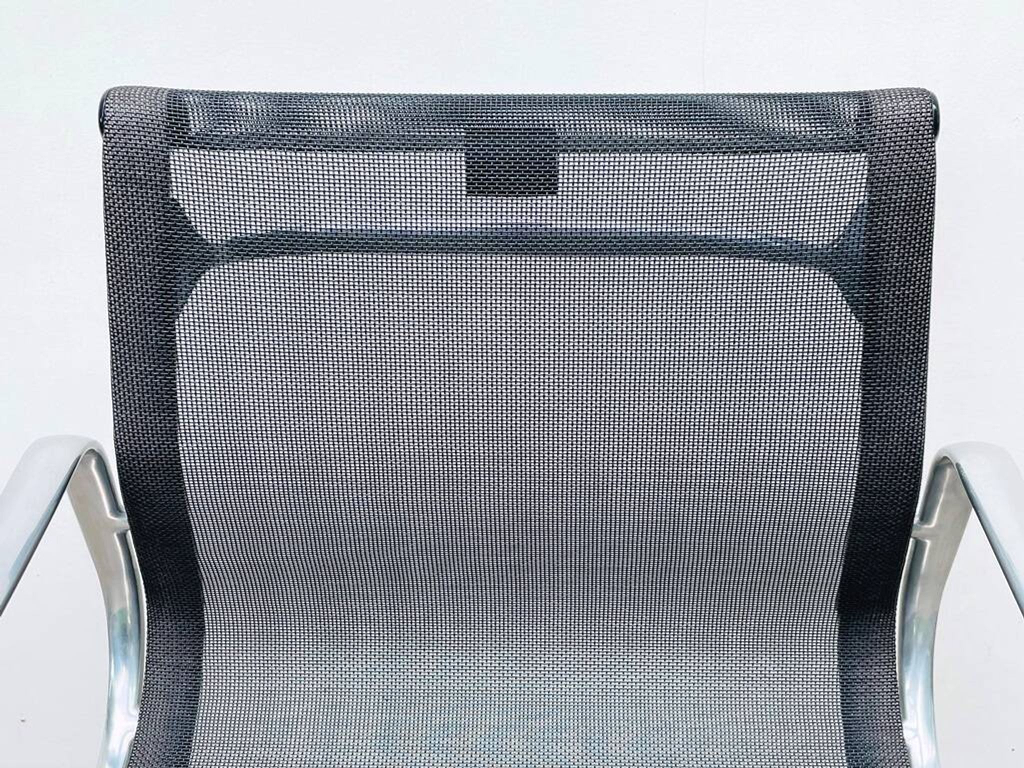 Pair of Ch. Eames Alu Group mesh chairs Vitra Vintage