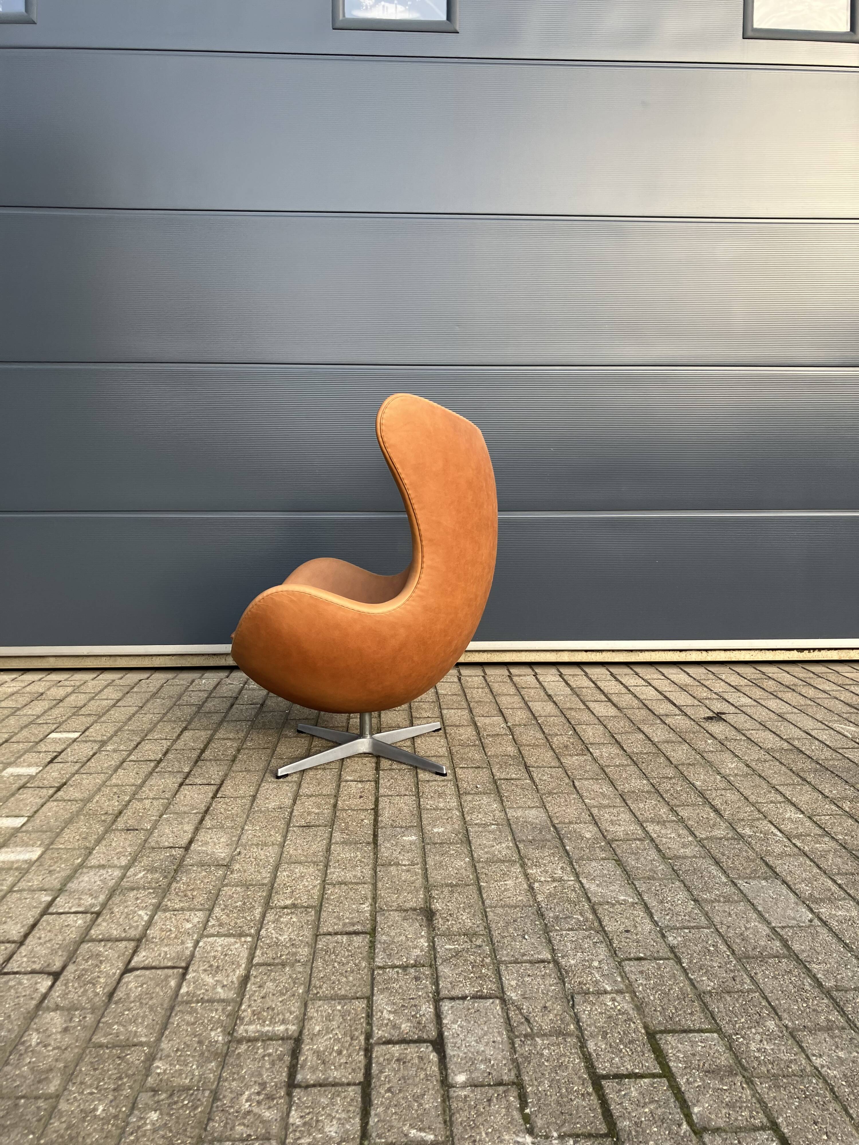 Original Fritz Hansen Egg chair from 1983 in perfect condition, new!! Rustic Cognac Camel Leather