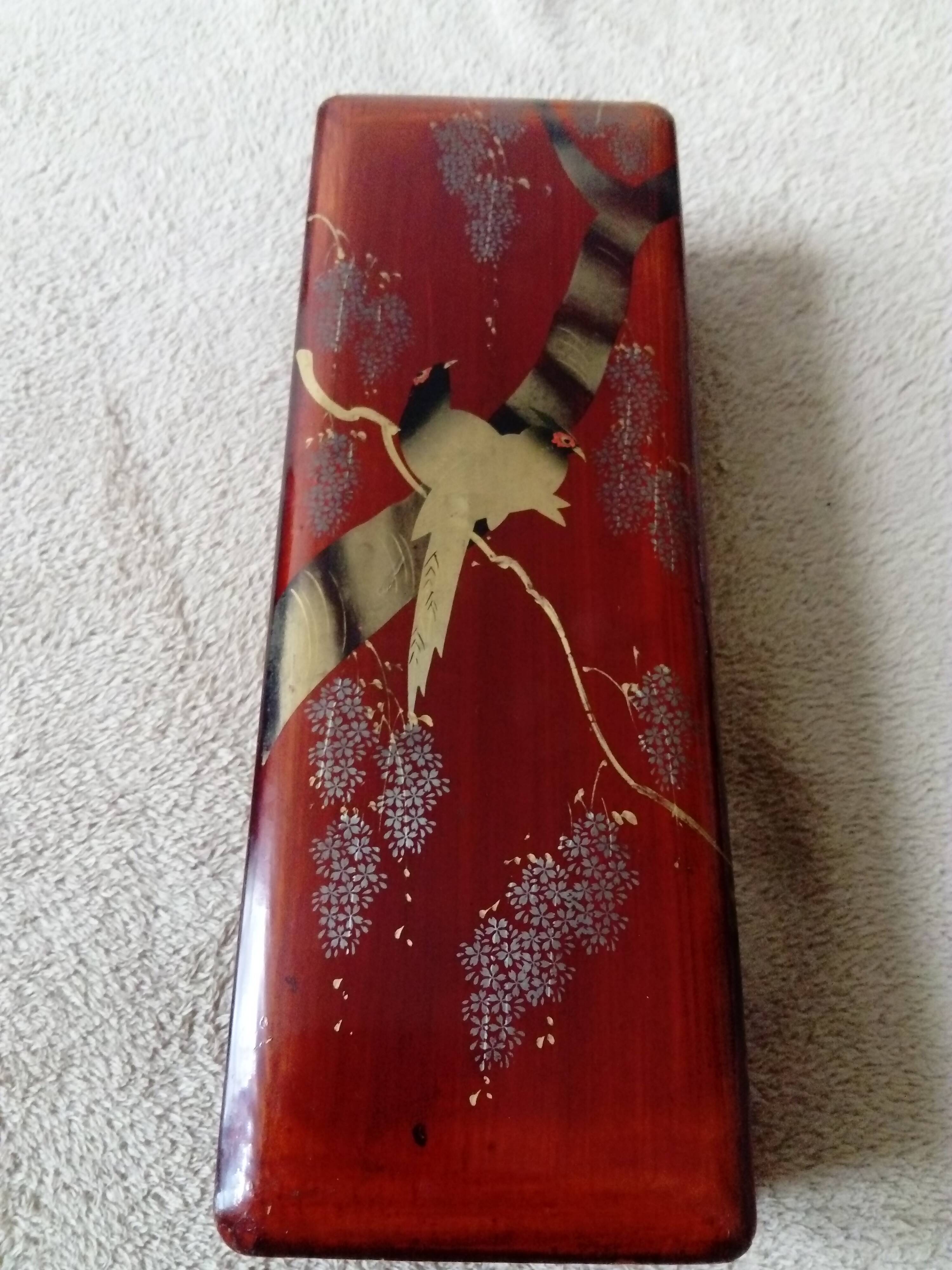 Glove box in lacquered wood decorated with 2 birds under wisteria