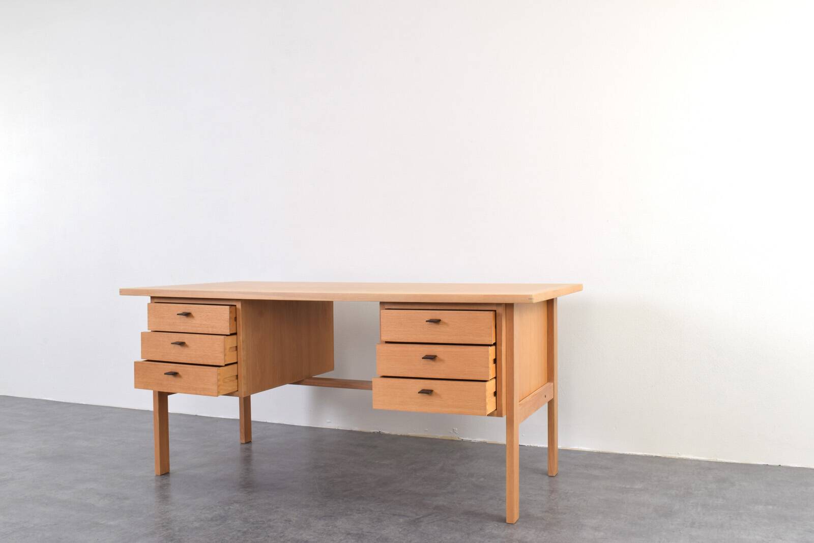 Mid-century oak desk by Svend Åge Madsen for Sigurd Hansen, 1960s.