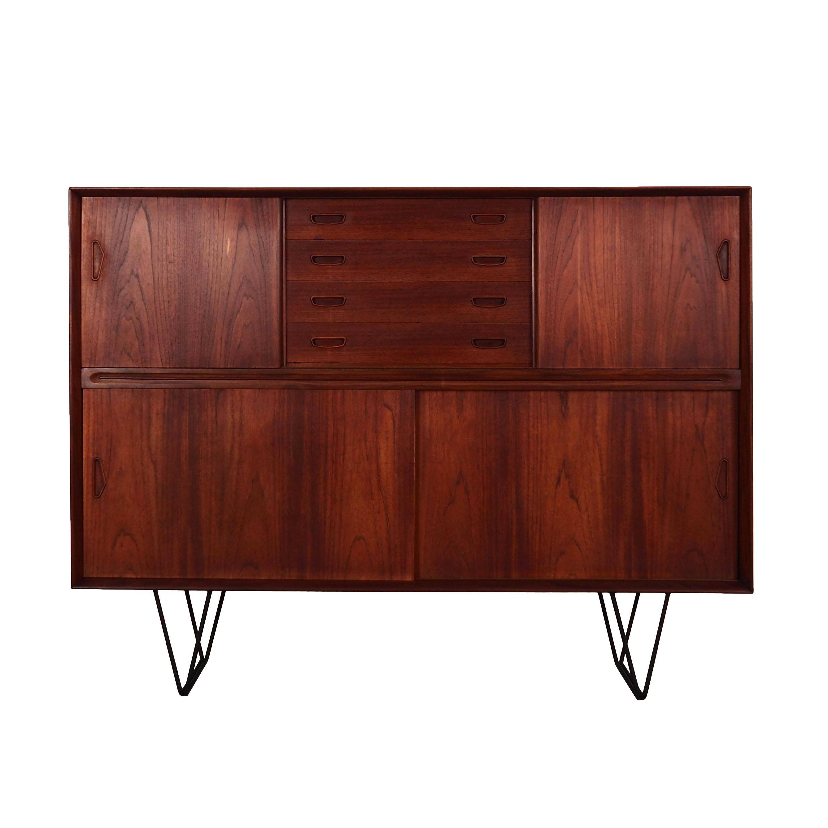 Buffet haut en teck, design danois, années 1970, production : Danemark