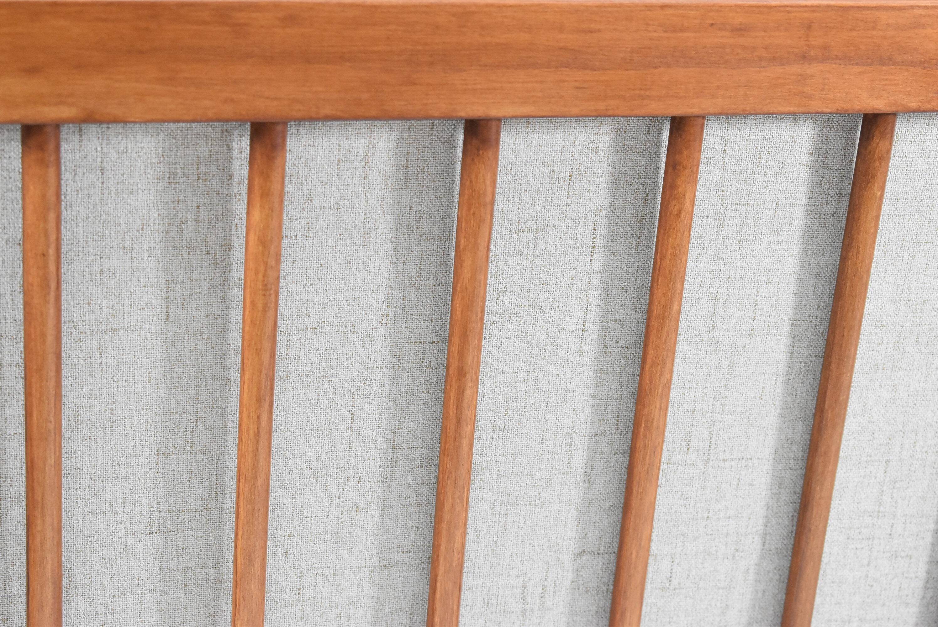 Canapé deux places beige de style scandinave