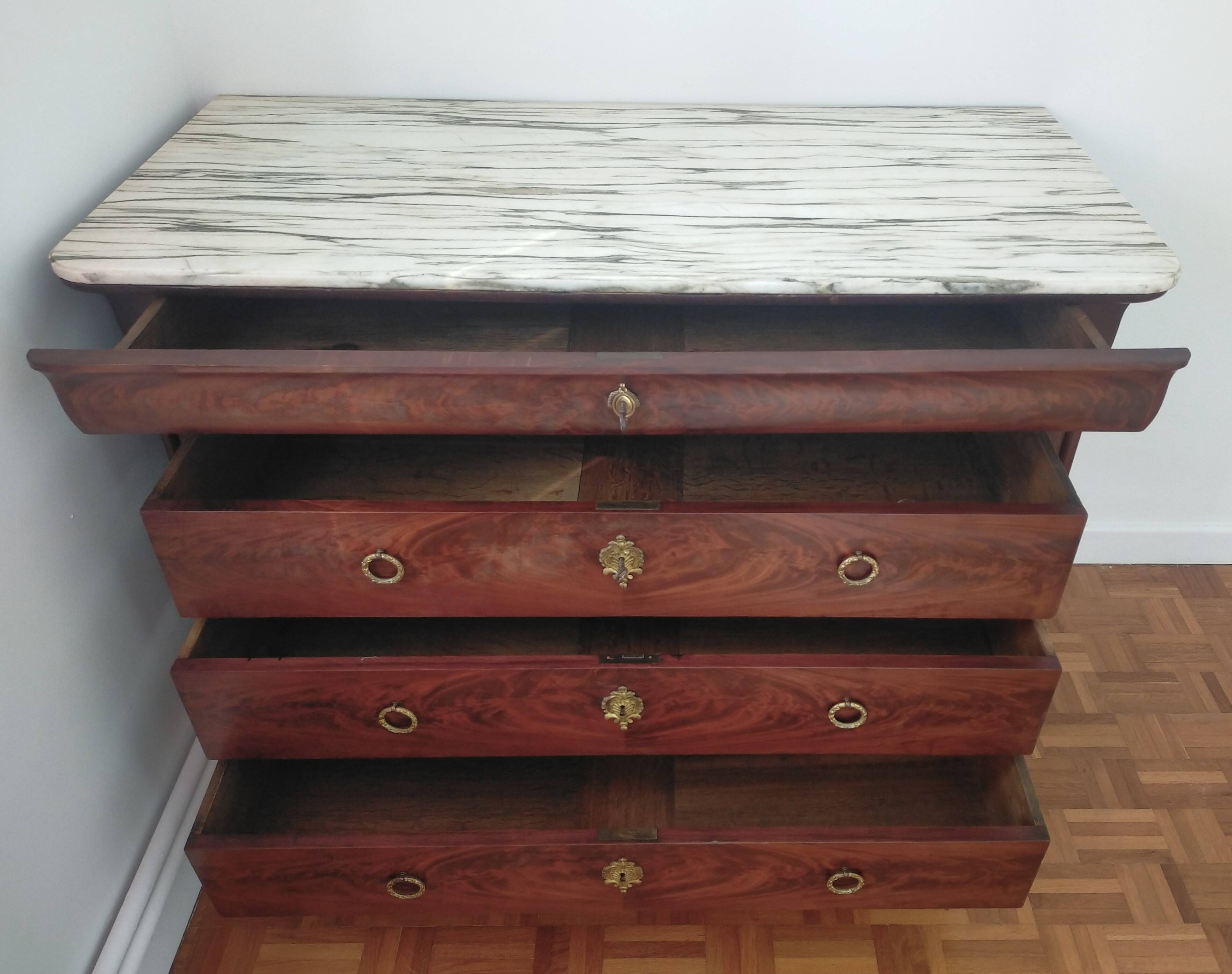 Commode Louis Philippe en acajou et plateau marbre