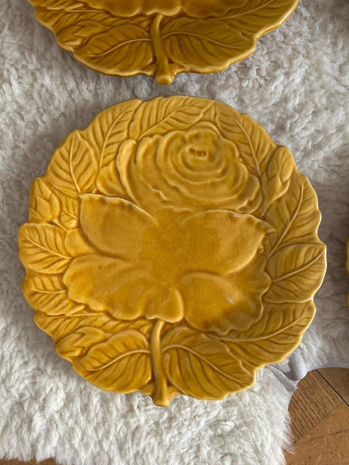 4 flat ceramic plates Barbotine