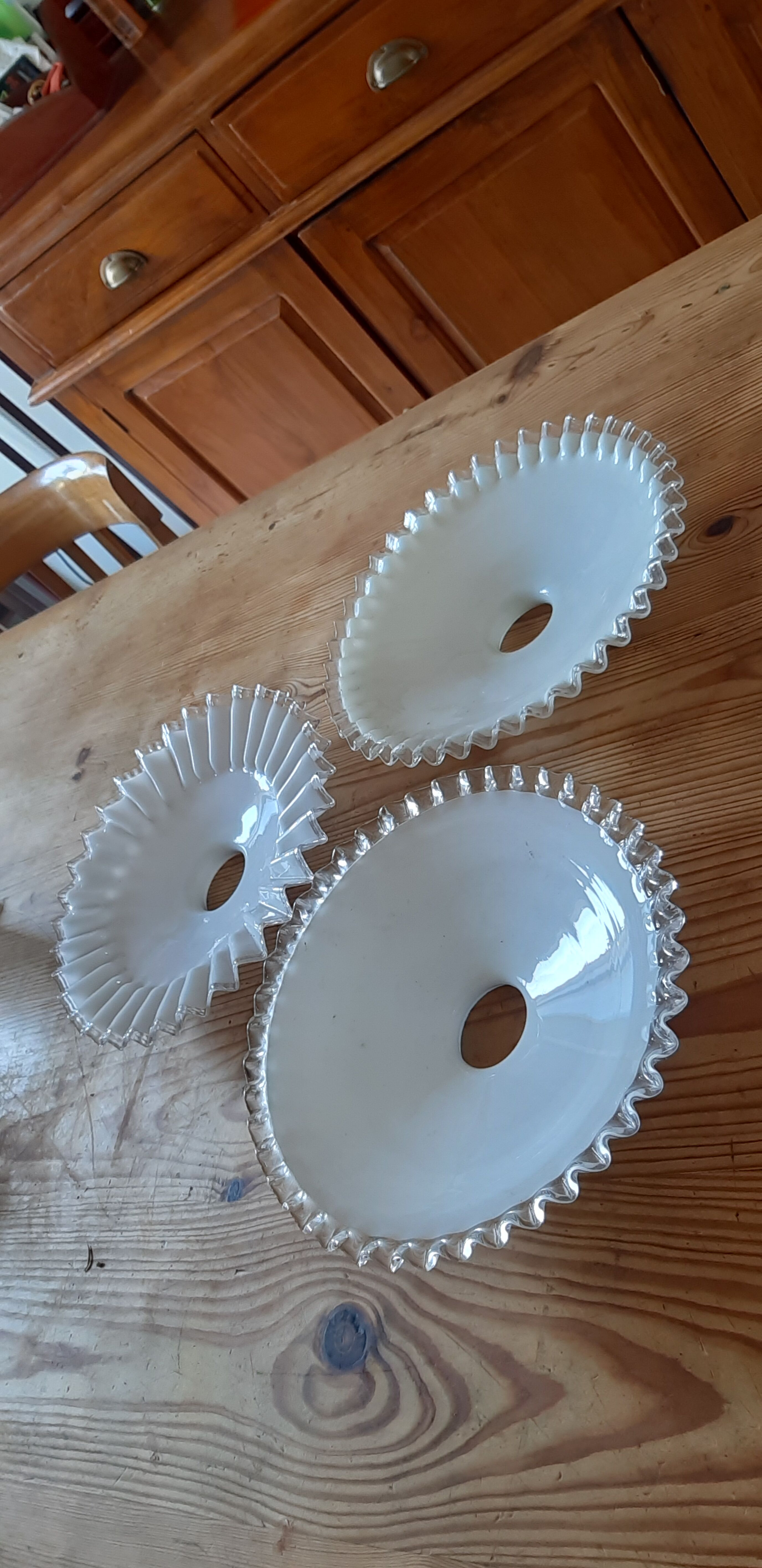 3 suspensions en opaline blanche 1900