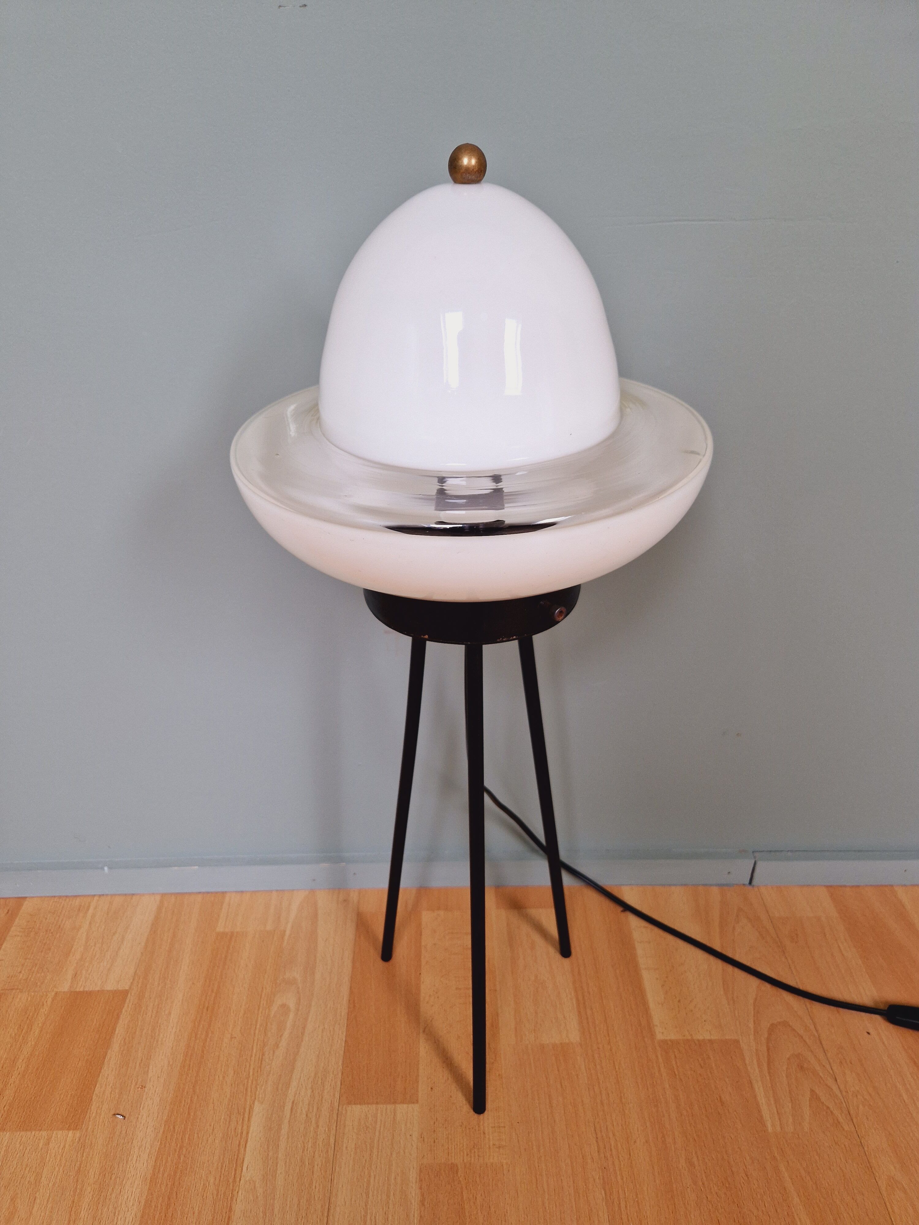 Tripod lamp in opaline glass and black lacquered metal