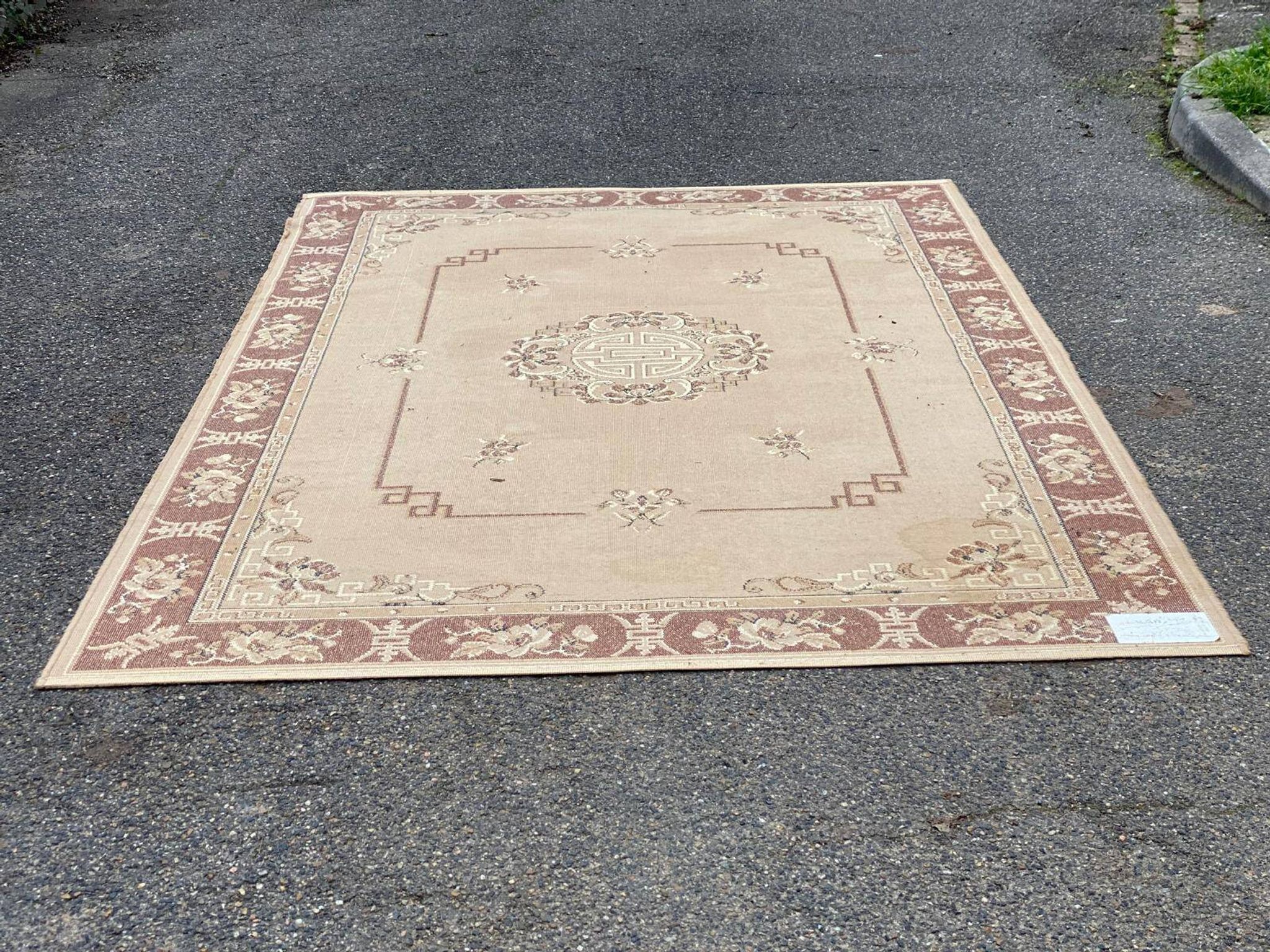 Persian rug in beige wool with woven flowers 290x190cm