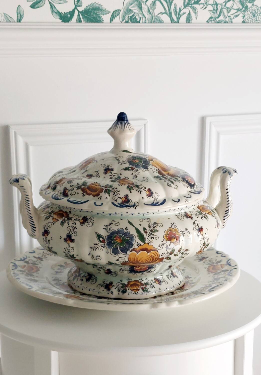 Rare - Earthenware soup tureen HB Quaregnon, floral decoration signed Hubert Becquet