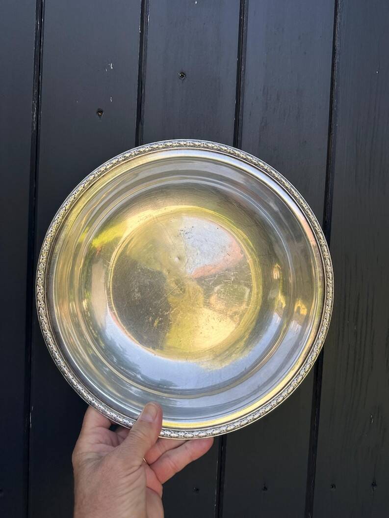 Plat en métal argenté vintage, creux rond à frise de laurier