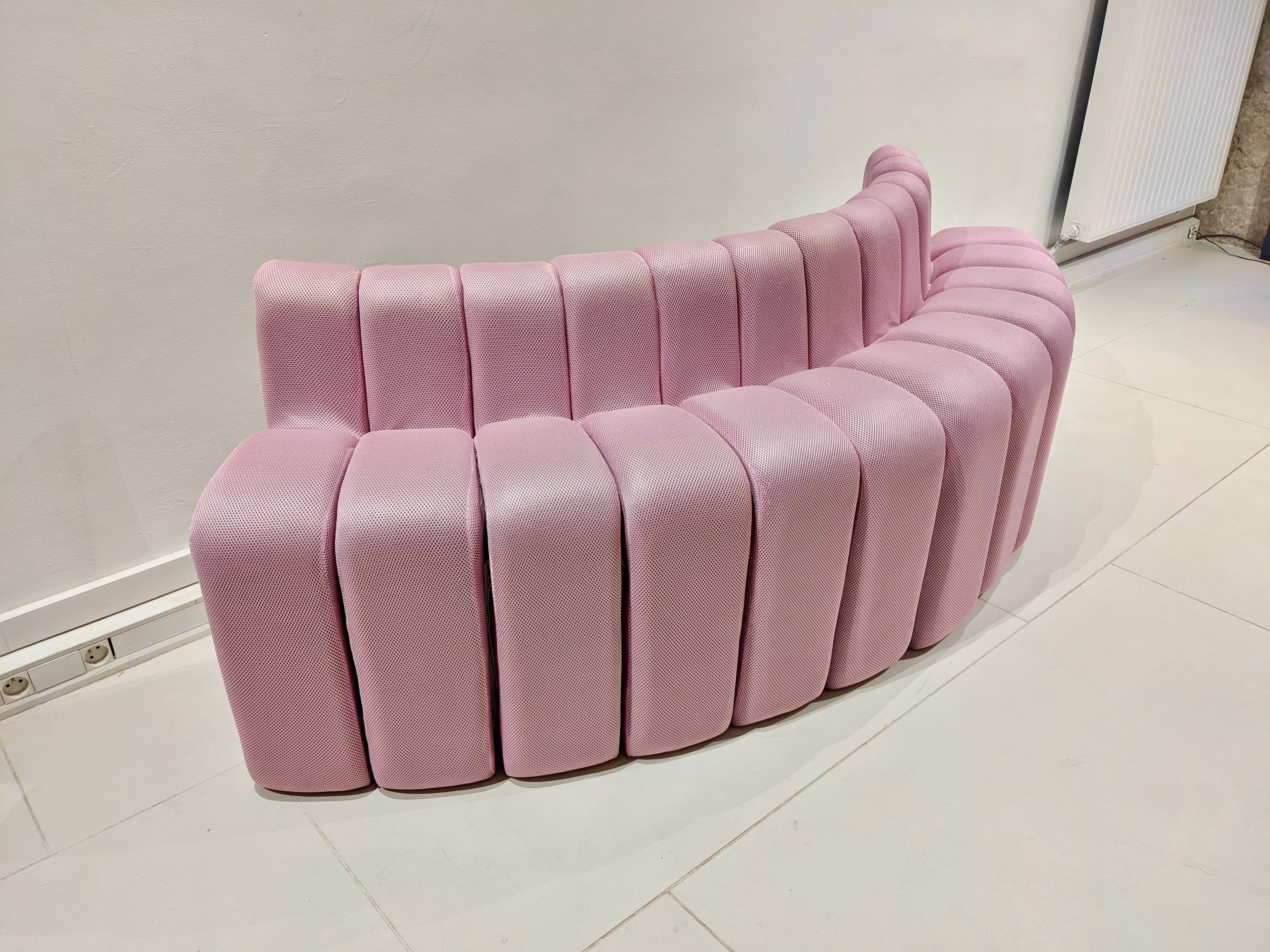 Extra sofa in pink net fabric