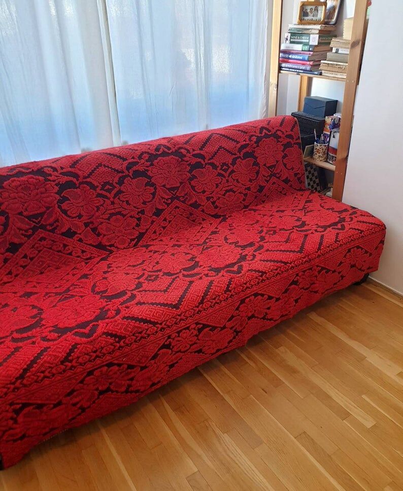 Tapis rouge fait à la main en Roumanie 155x190cm