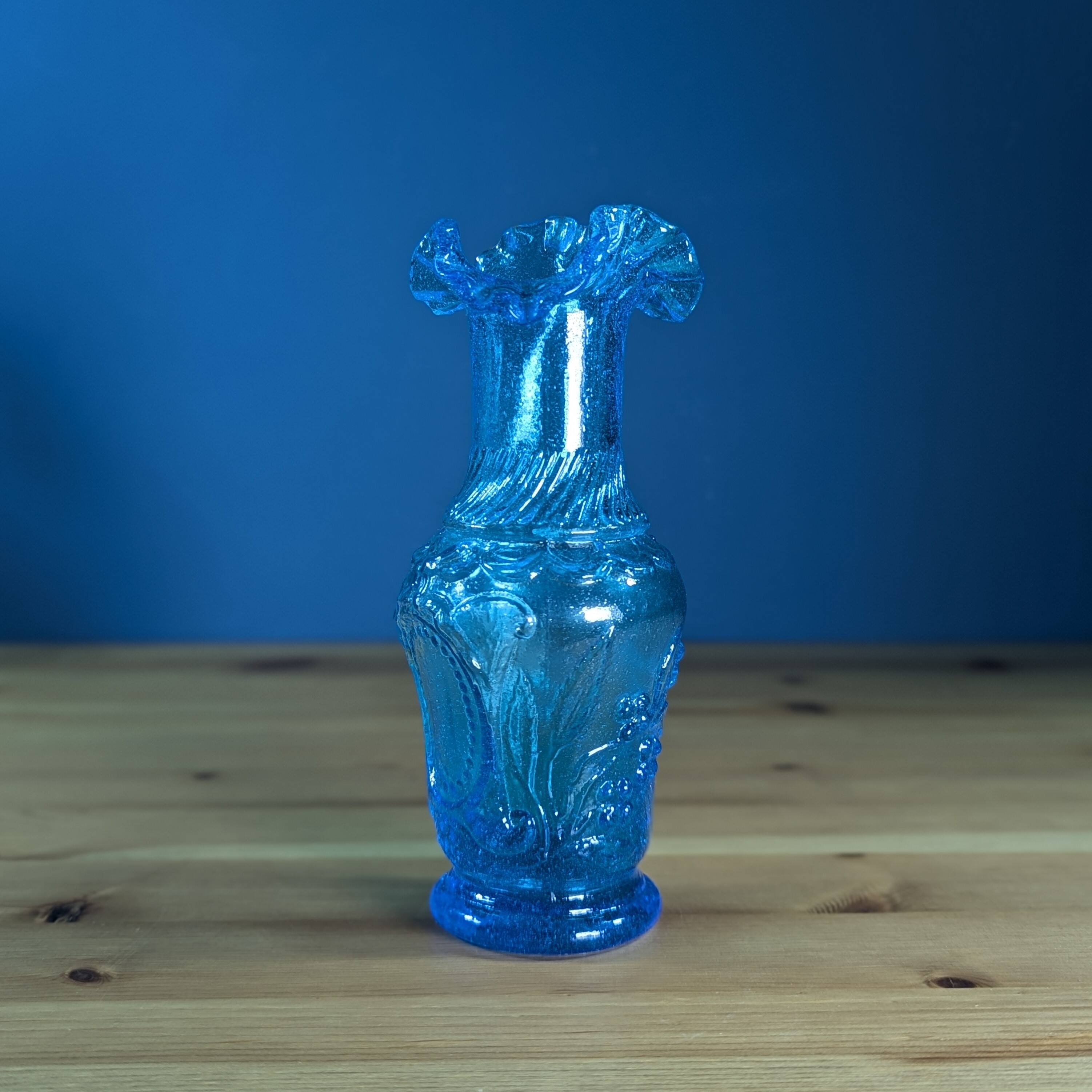Petit vase Empoli en verre bleu à décor de branches et fruits en relief 16c