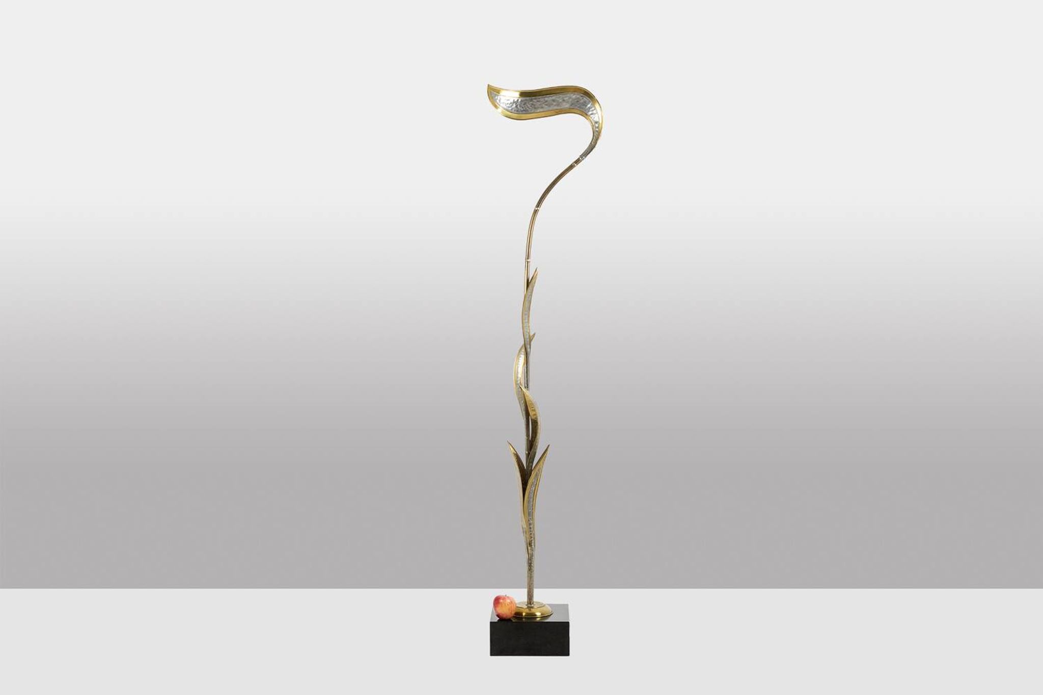 Maison Honoré. Lampadaire en laiton doré. Circa 1970.