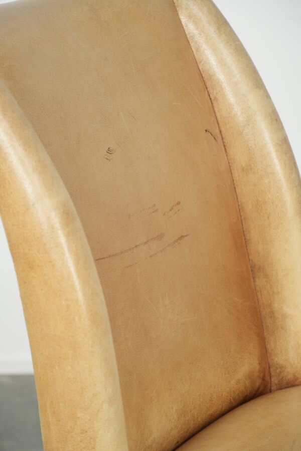 Chaise de salle à manger/chaise d'appoint/chaise de bureau en cuir de vache avec un siège confortable et un dossier haut.