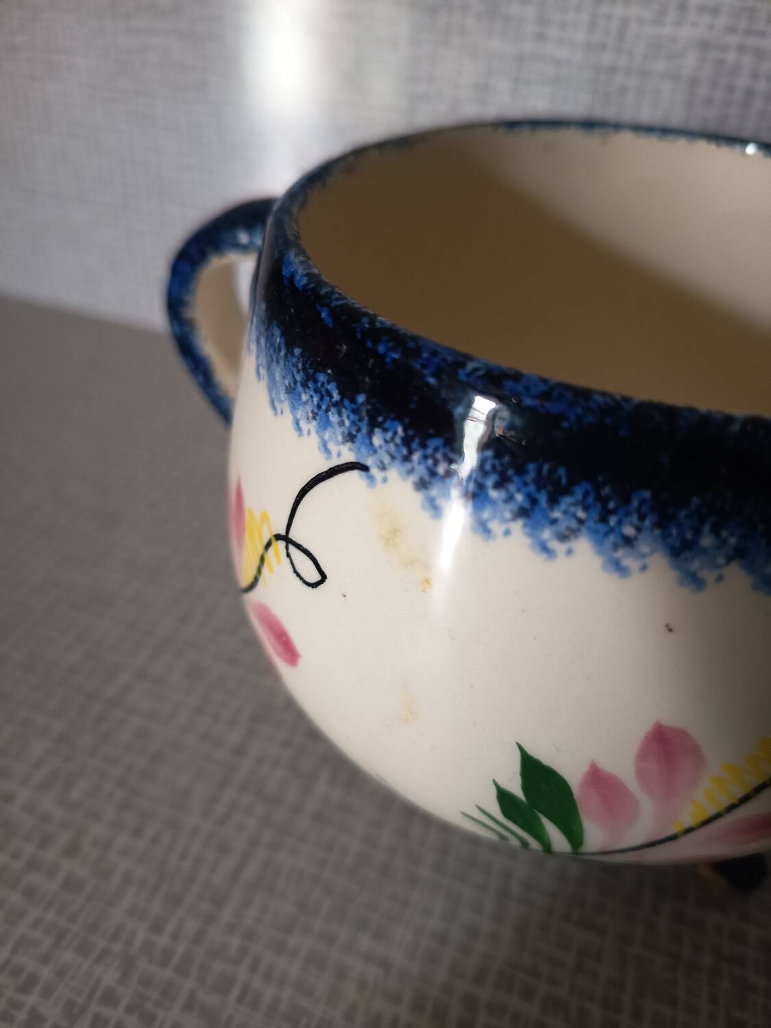 Henriot Quimper tripod bowl