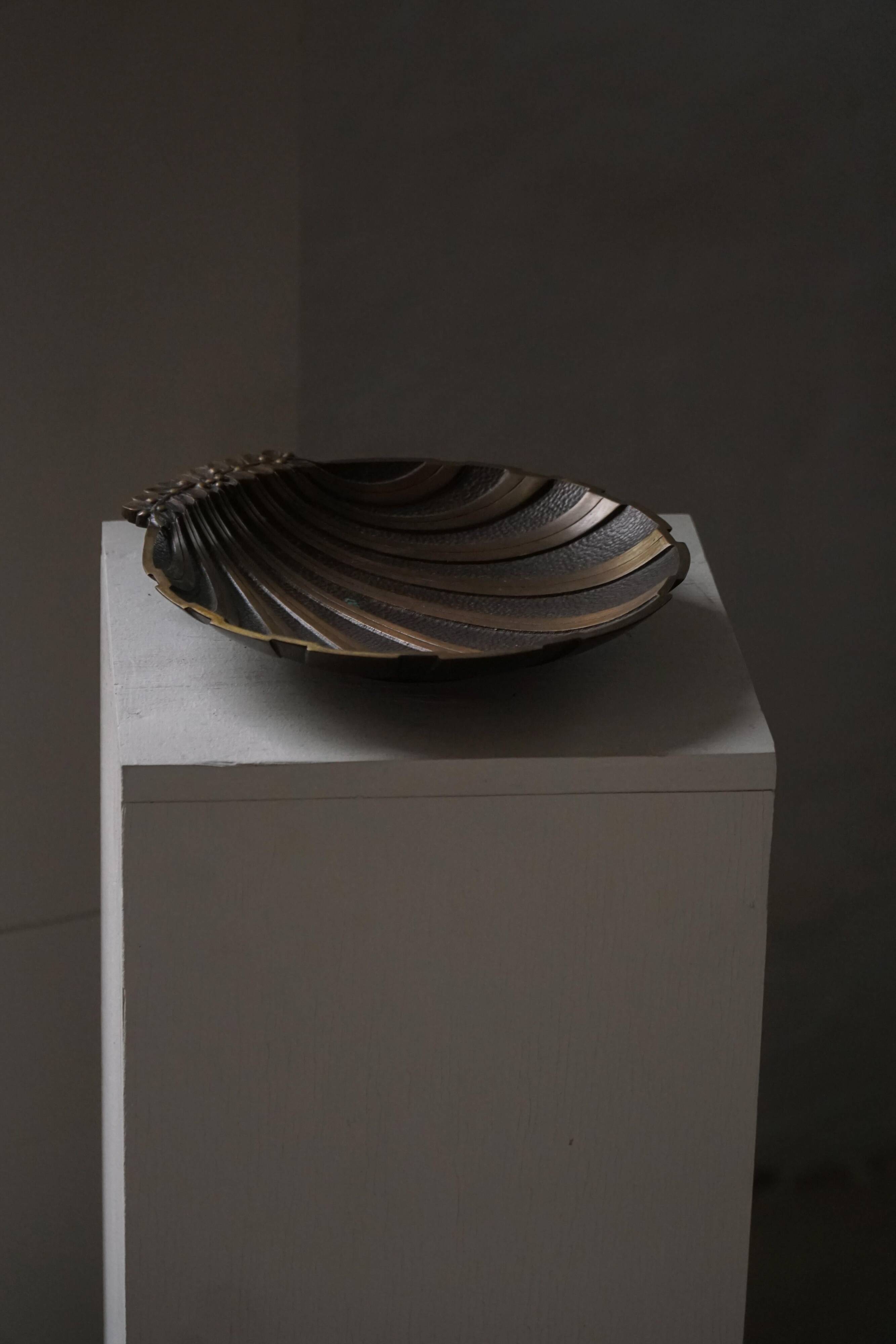Danish Art Deco decorative shell bowl in bronze, 1930s–1940s.