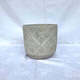 Cache-pot gris décor en relief
