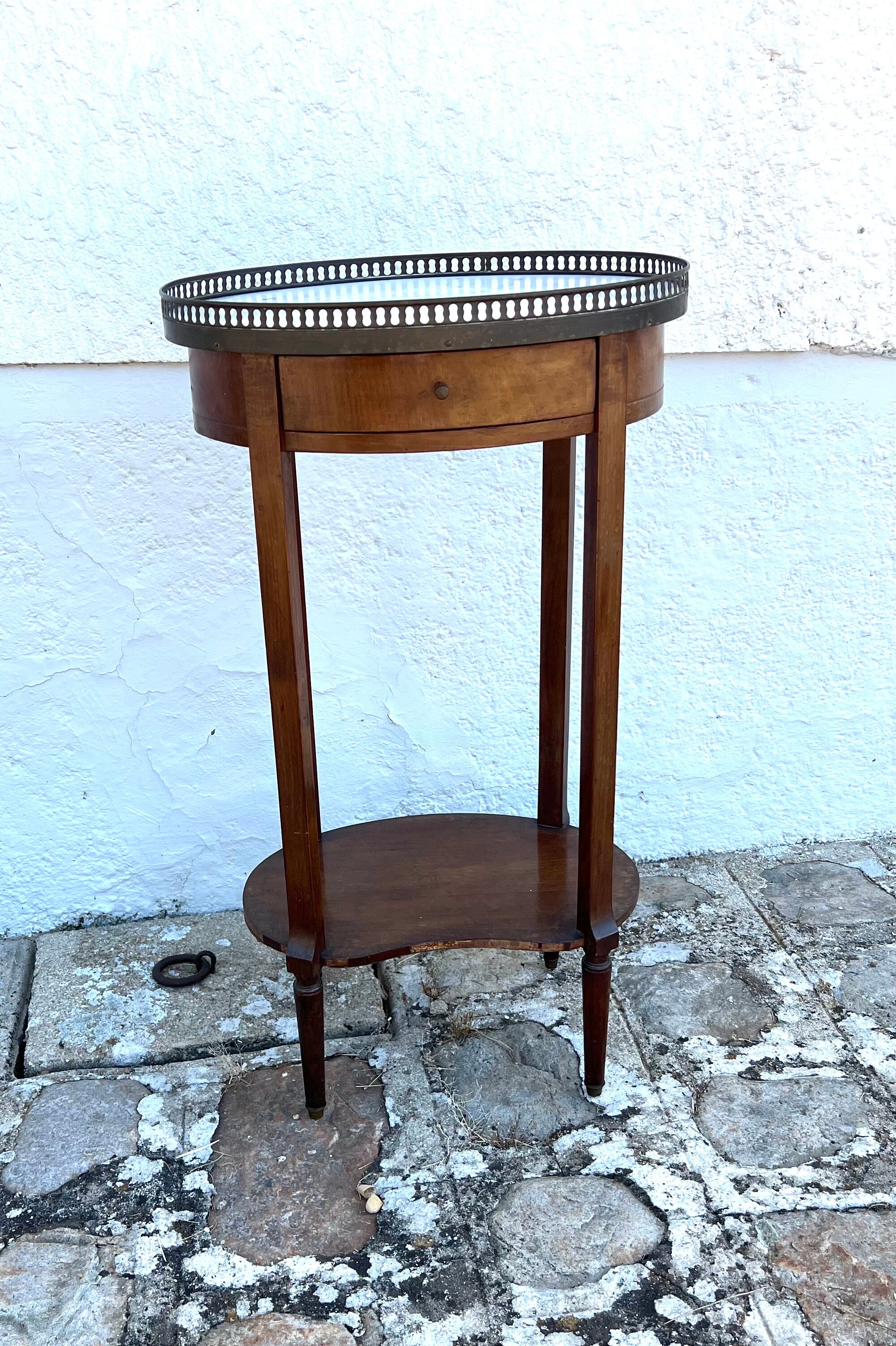 Four-legged oval gueridon with crotch or side table