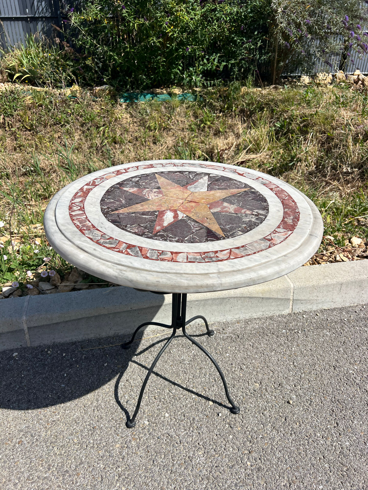Round marble table with marble inlay