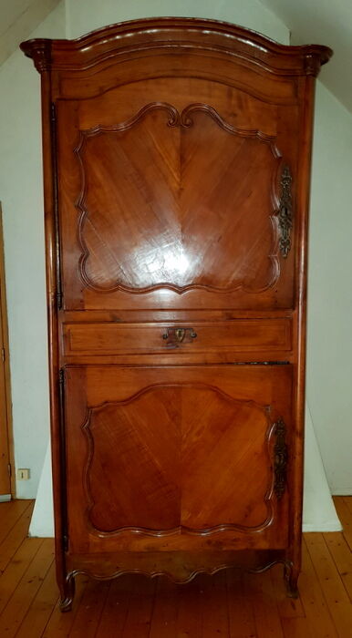 Buffet cabinet vendéen with caramel patina