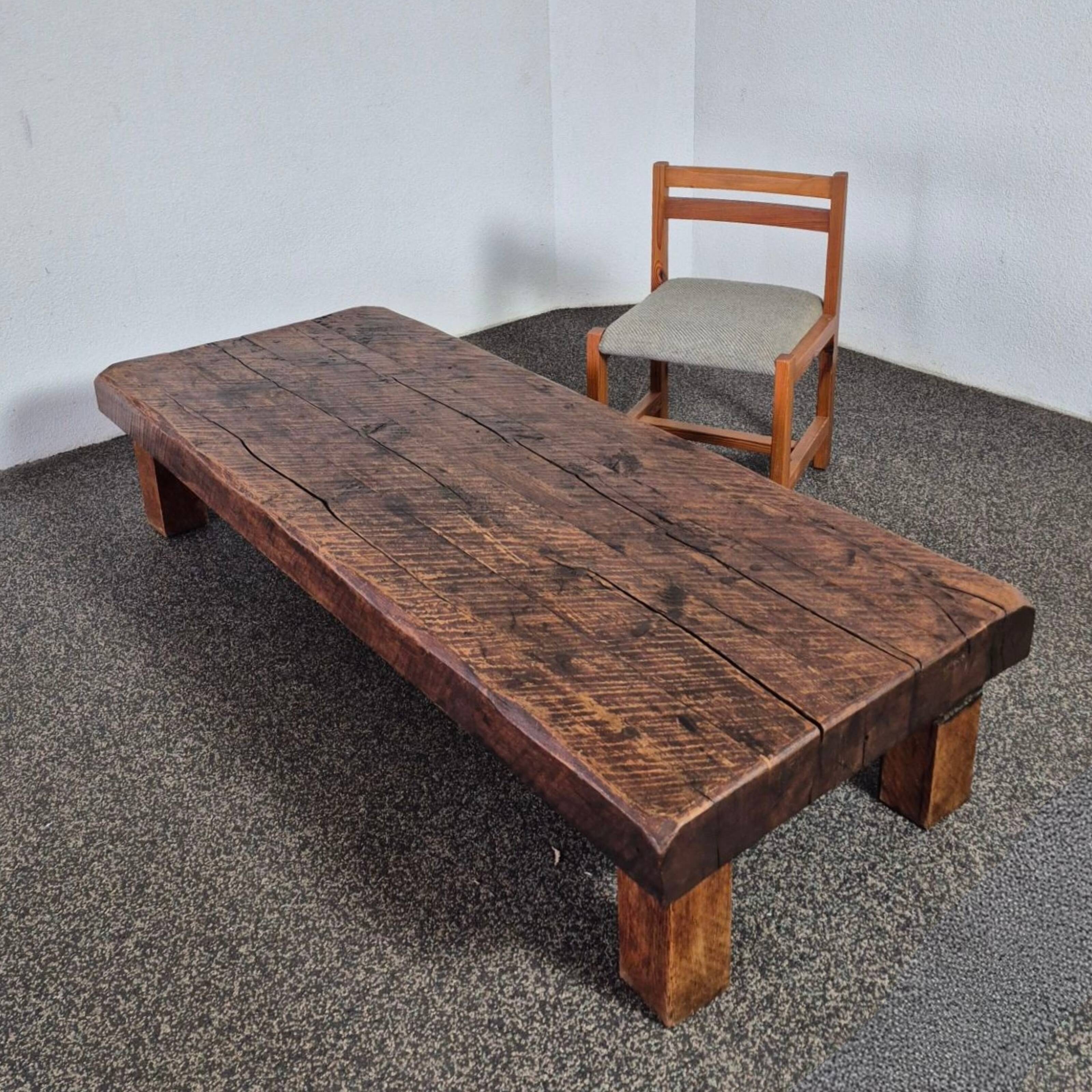 Table basse brutaliste en chêne, France années 1950