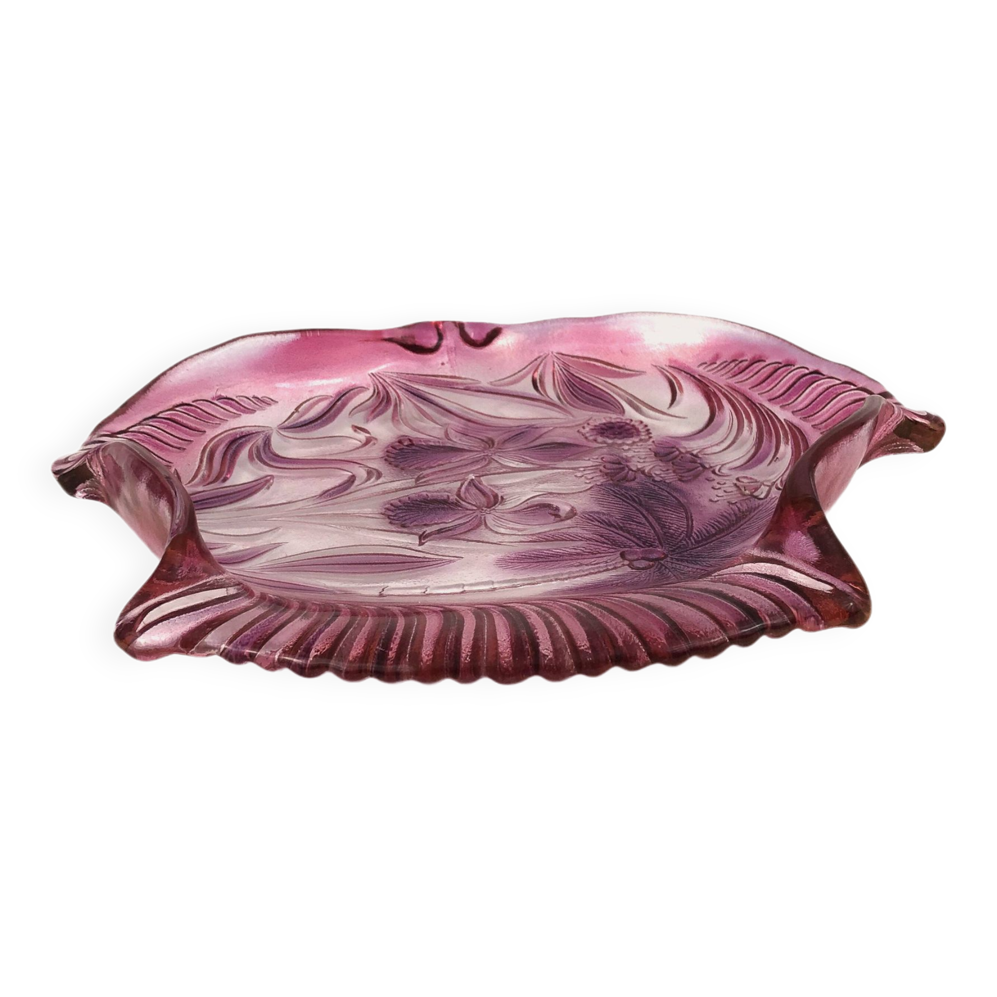 Dreamlike dish with grenadine nuances, fish shape with tropical and floral reliefs