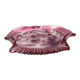 Plat onirique nuances grenadine forme poisson avec reliefs tropicaux et floraux