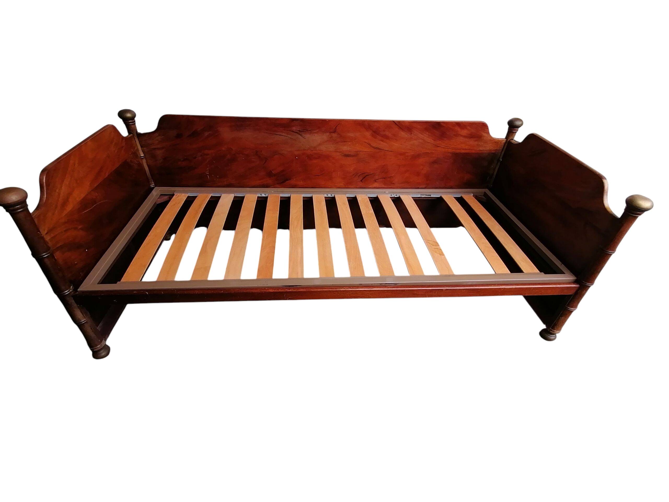 Divano letto in stile nautico in mogano con dettagli in ottone, fine XIX