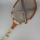 Tennis racket with maxima rachette tensioner