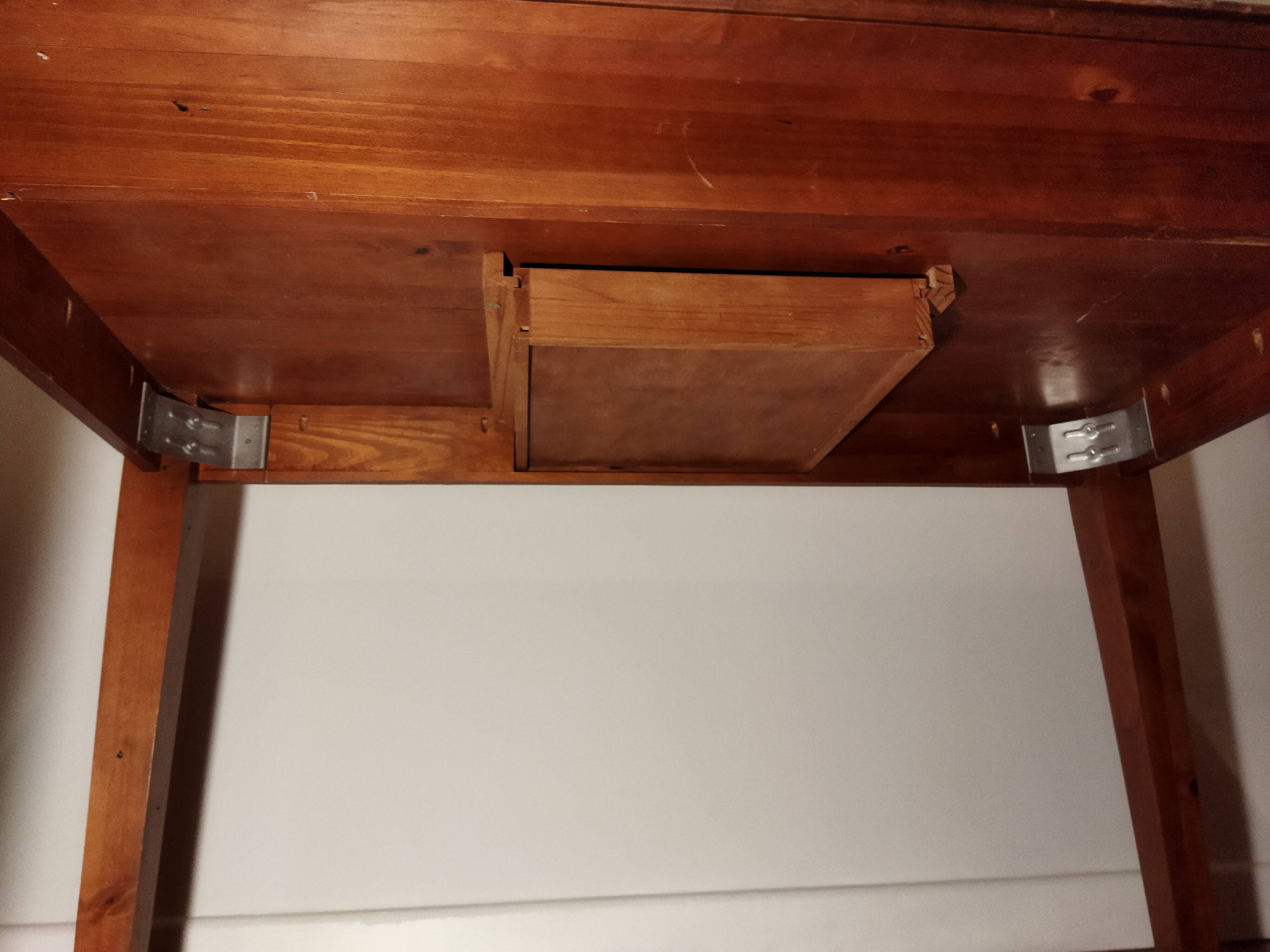 Table feet spindles