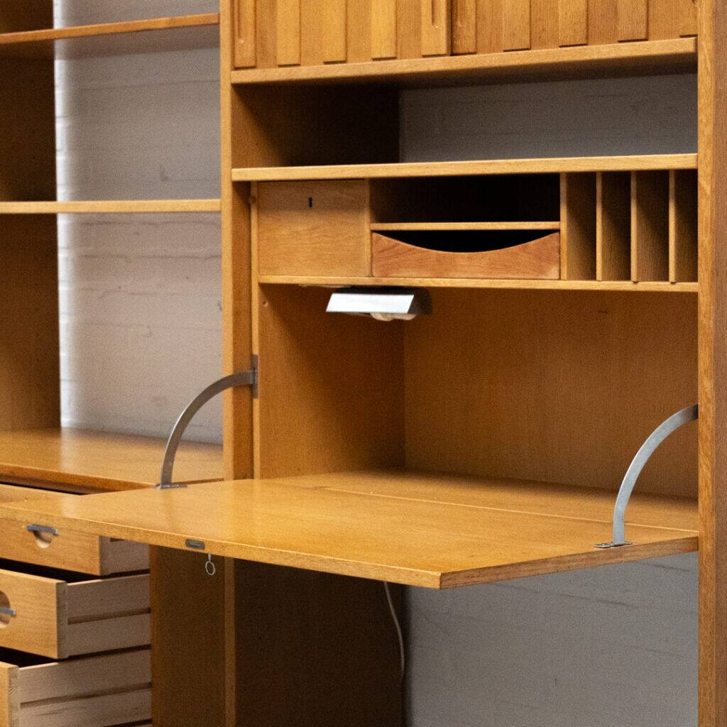 Etagère murale RY 100 par Hans Wegner pour Ry Møbler 1960
