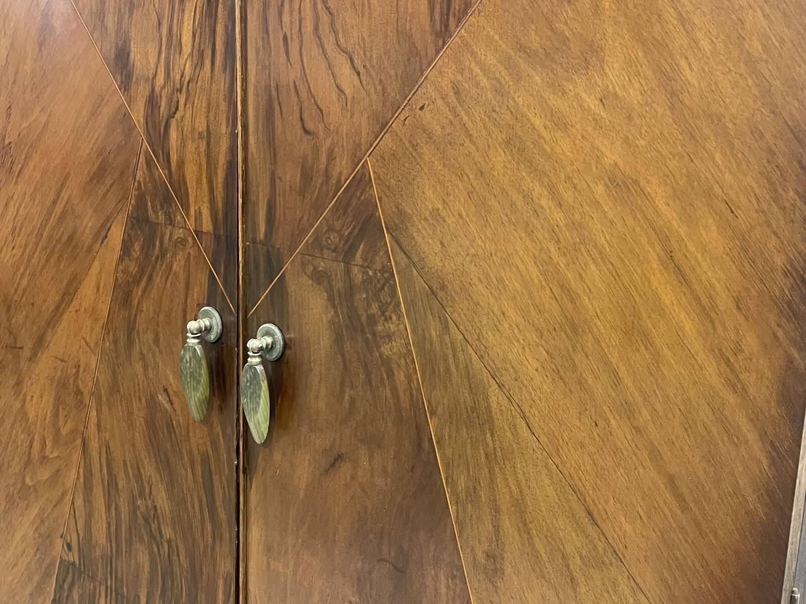 Buffet anglais en noyer des années 1930