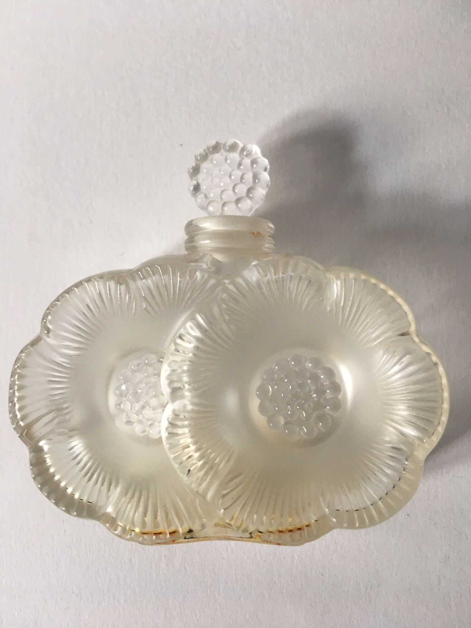 Ensemble de trois bouteilles de parfum Guerlain " Abeilles " avec une bouteille de parfum Lalique